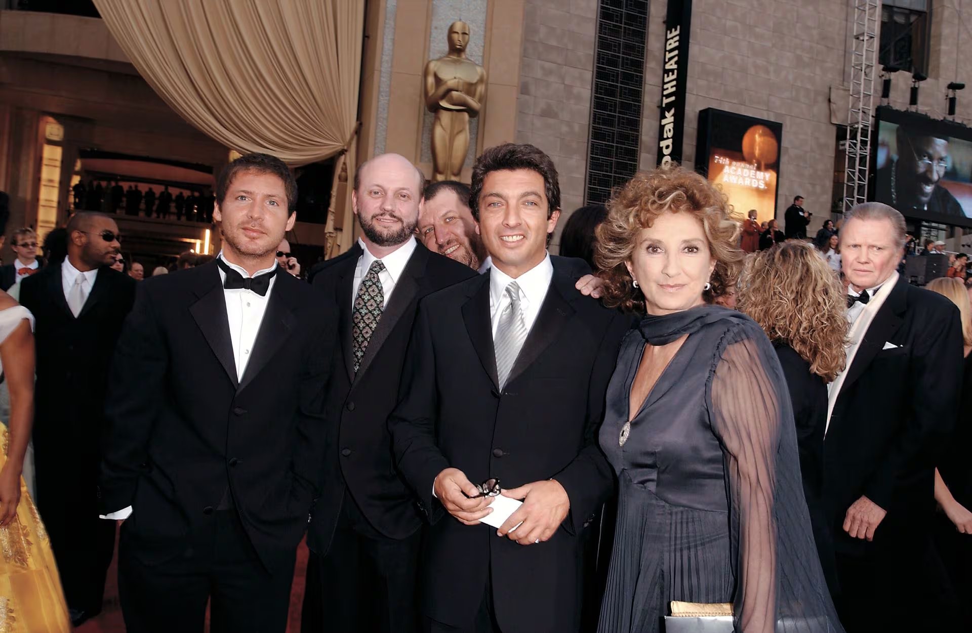 Adrián Suar junto a Campanella, Ricardo Darín y Norma Aleandro en la entrega de los Oscar por El hijo de la novia 2002. (Foto Archivo GENTE)