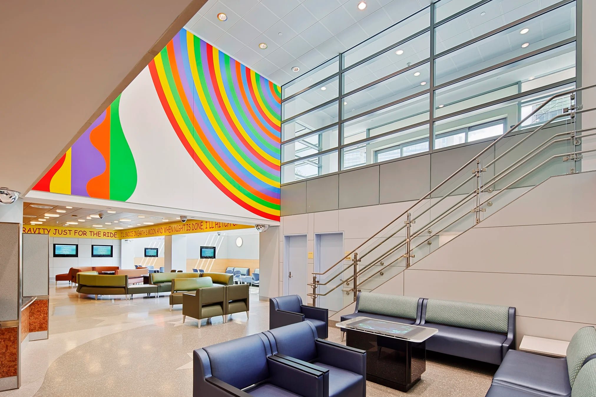 Vista de una sala de espera en un centro médico de Nueva York, donde hospitales han ampliado horarios y reforzado personal ante la elevada concurrencia de pacientes durante el invierno.