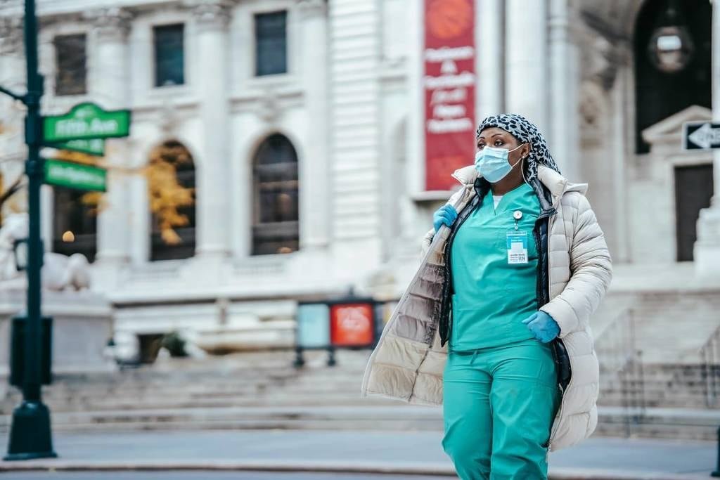Una trabajadora del sistema de salud se dirige a su jornada laboral en Manhattan, en medio del incremento simultáneo de casos de influenza, COVID-19 y otras infecciones respiratorias.