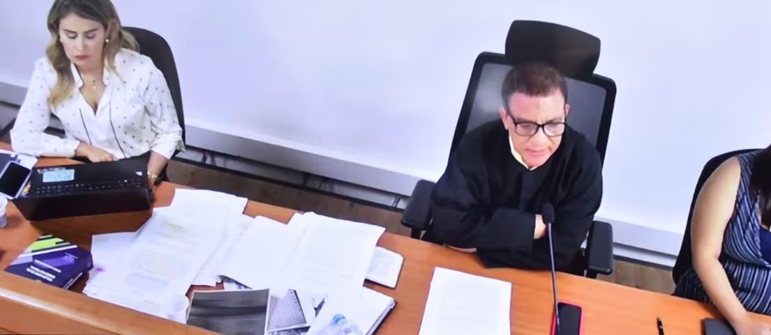 El juez Primero Especializado de Barranquilla, Hugo Carbonó Ariza, será el encargado de decidir si Nicolás Petro podrá participar de manera virtual en la audiencia - crédito Audiencia Nicolás Petro