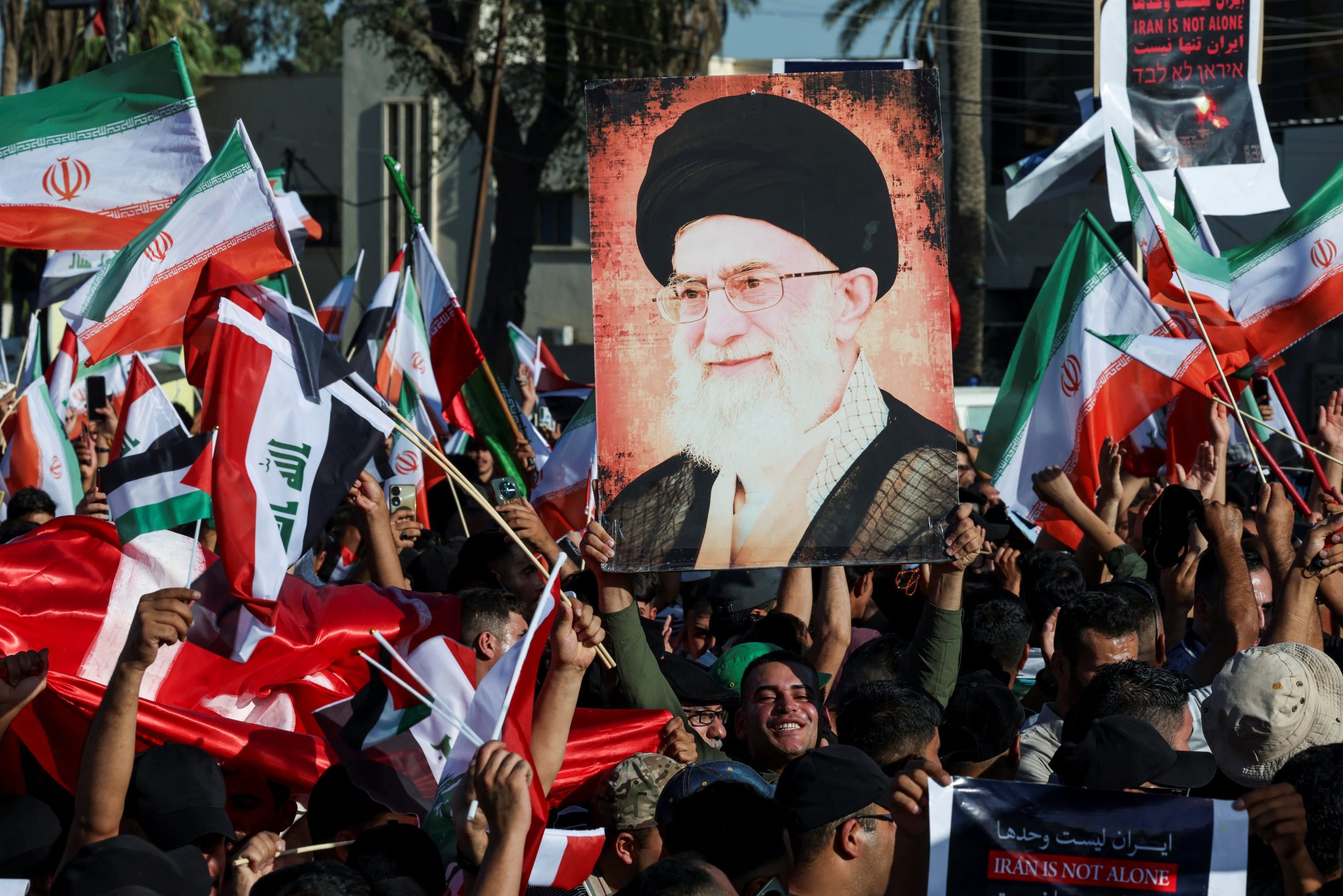 Un manifestante sostiene un retrato del líder supremo de Irán, el ayatolá Ali Khamenei, mientras el pueblo iraquí asiste a una manifestación para mostrar solidaridad con Irán, en medio del conflicto entre Irán e Israel, en el distrito chií de Kadhimiya, Bagdad, Irak, el 21 de junio de 2025. REUTERS/Ahmed Saad