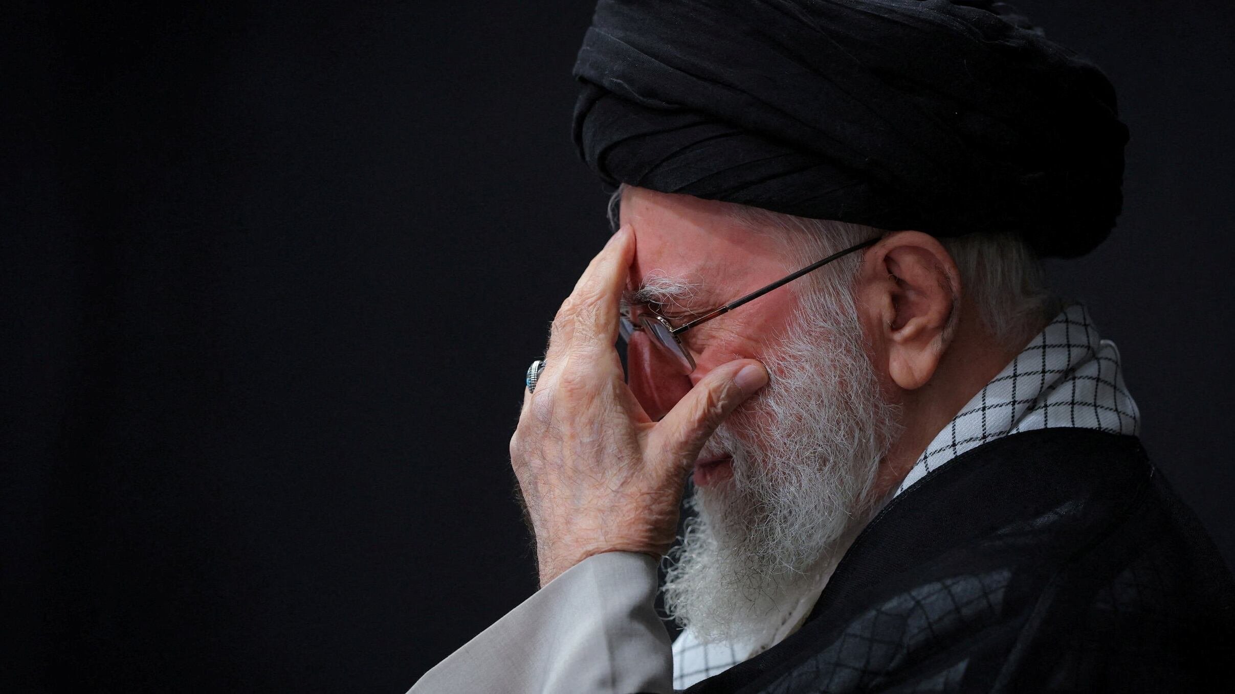 El líder supremo de Irán, el ayatolá Ali Khamenei, asiste a una ceremonia de duelo por los comandantes militares y científicos nucleares iraníes que murieron en la guerra de 12 días de Irán con Israel, en Teherán, Irán, el 29 de julio de 2025. Oficina del Líder Supremo de Irán/WANA (Agencia de Noticias de Asia Occidental)/Folleto vía REUTERS