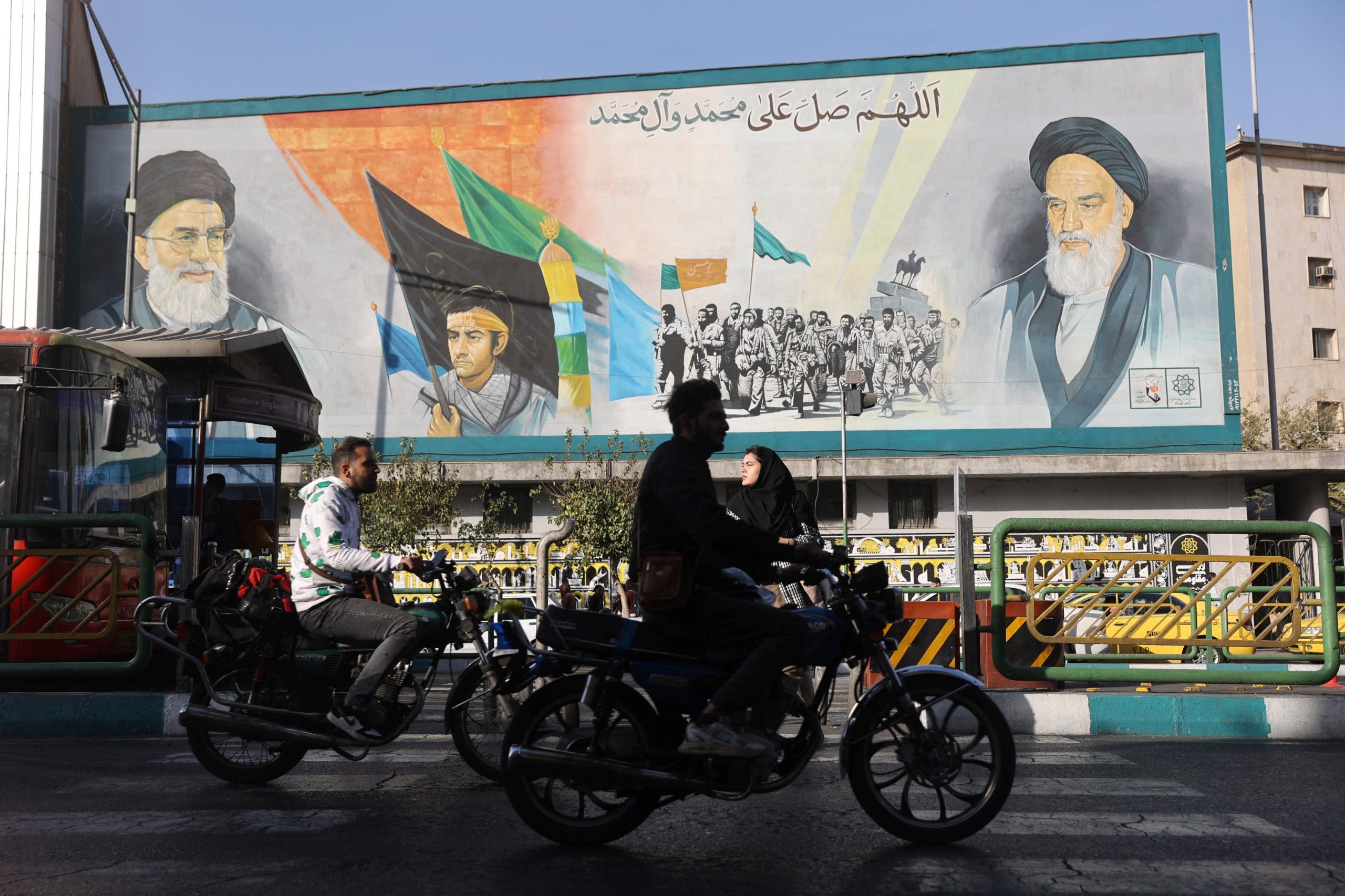 La gente camina junto a un mural con una imagen del líder supremo de Irán, el ayatolá Ali Khamenei, en una calle de Teherán, Irán, el 5 de noviembre de 2025. Majid Asgaripour/WANA (West Asia News Agency) vía REUTERS