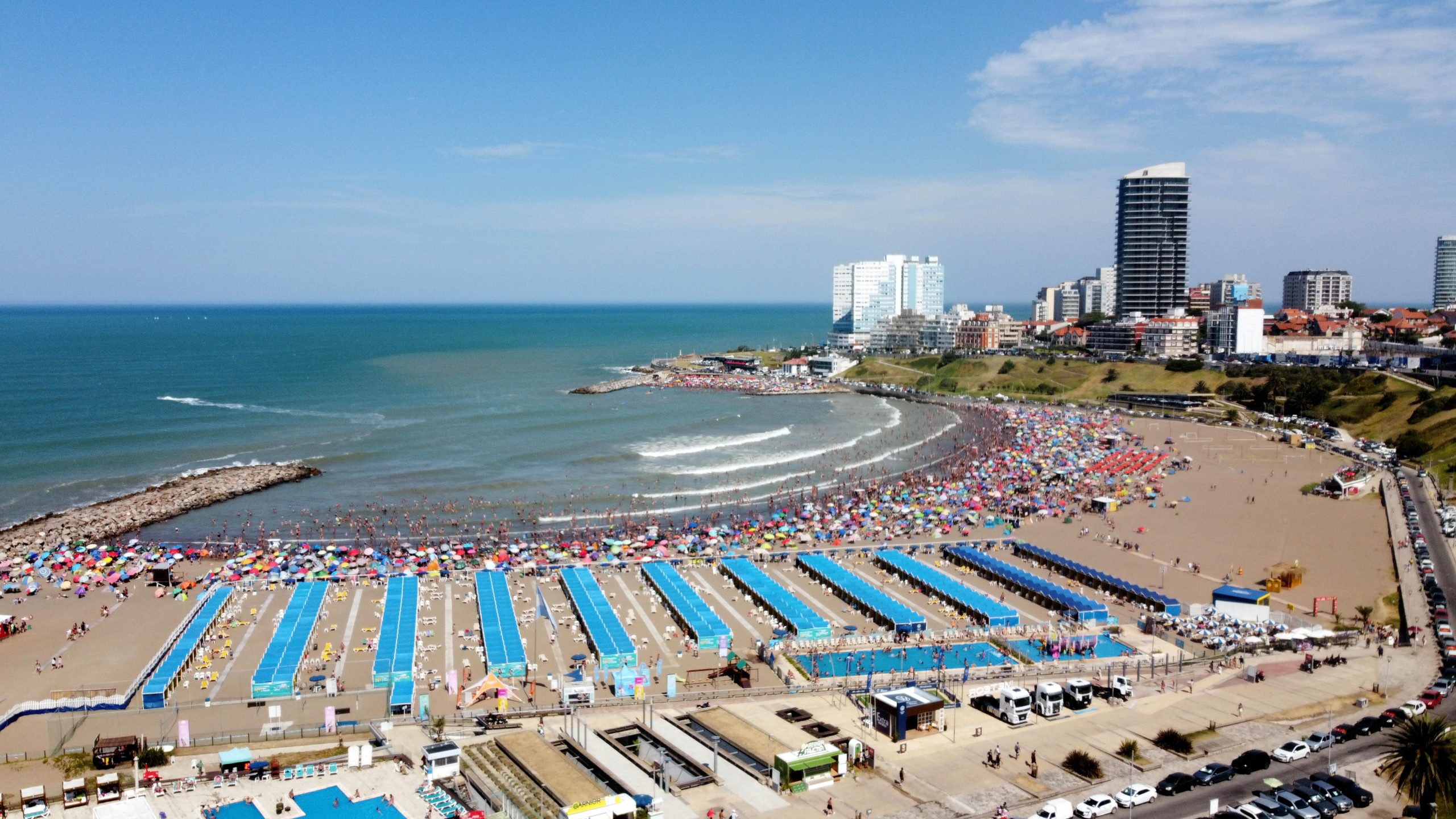 Testigos señalaron confusión y griteríos luego del impacto de la ola, que sorprendió a bañistas y residentes por su inesperada intensidad (Jose Tetty)