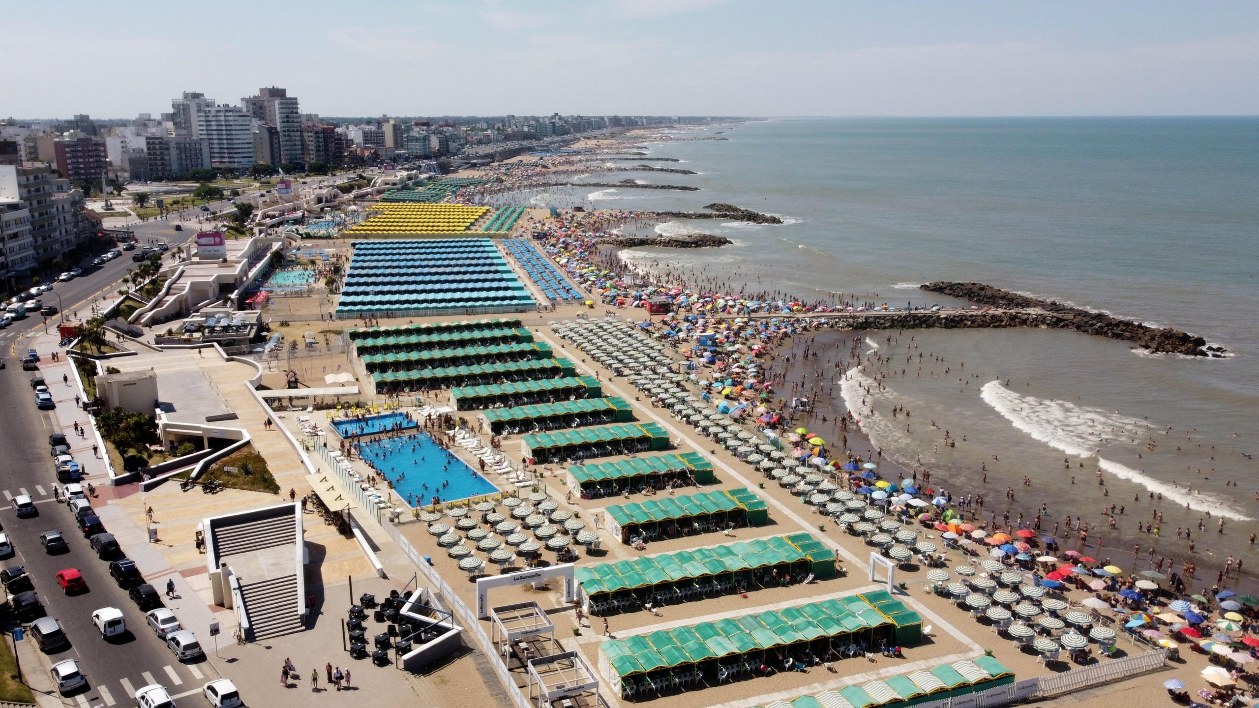 Guardavidas implementaron protocolos de emergencia y colocaron la bandera roja, impidiendo el ingreso al mar tras la irrupción de la ola (Jose Tetty)