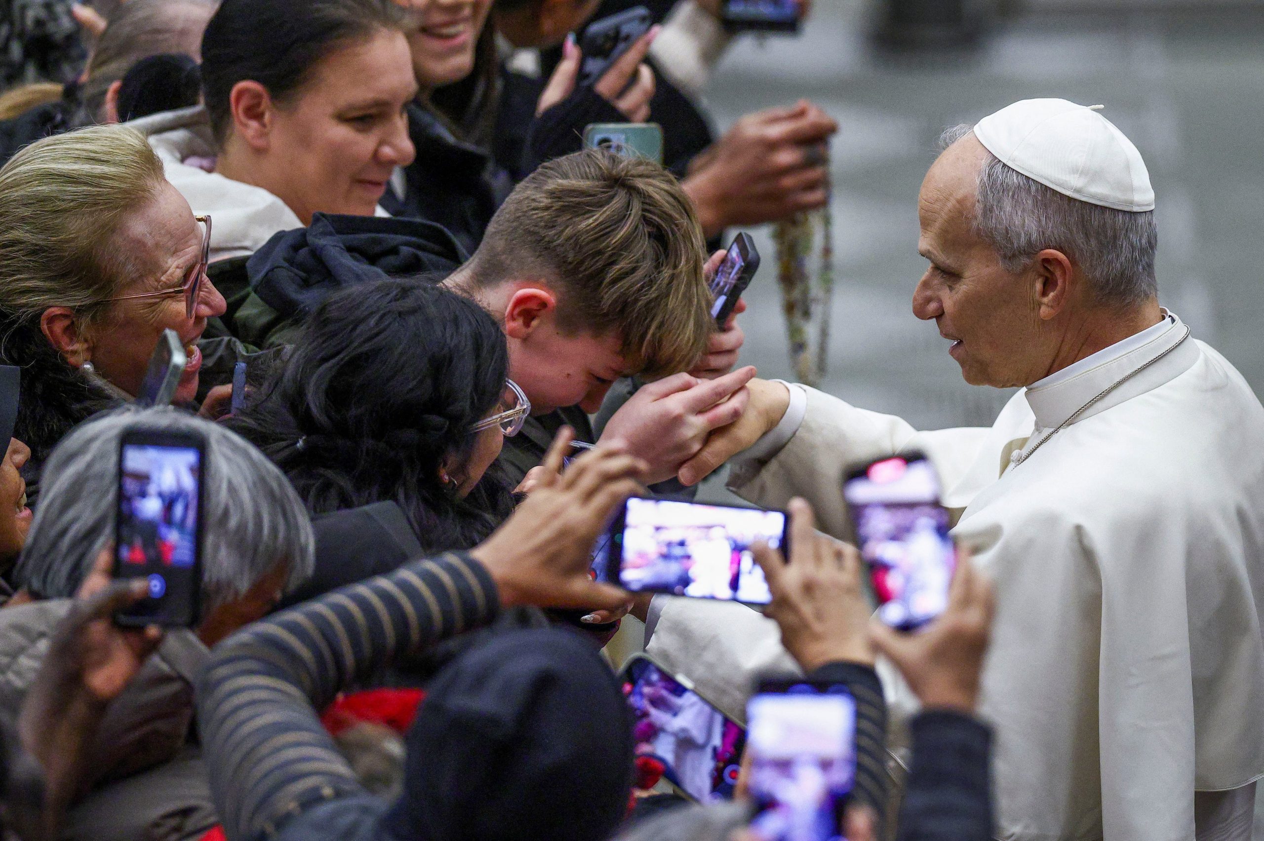 El Papa León XIV saluda a los fieles al salir de la audiencia general semanal en el Aula Pablo VI del Vaticano, el 7 de enero de 2026. REUTERS/Guglielmo Mangiapane