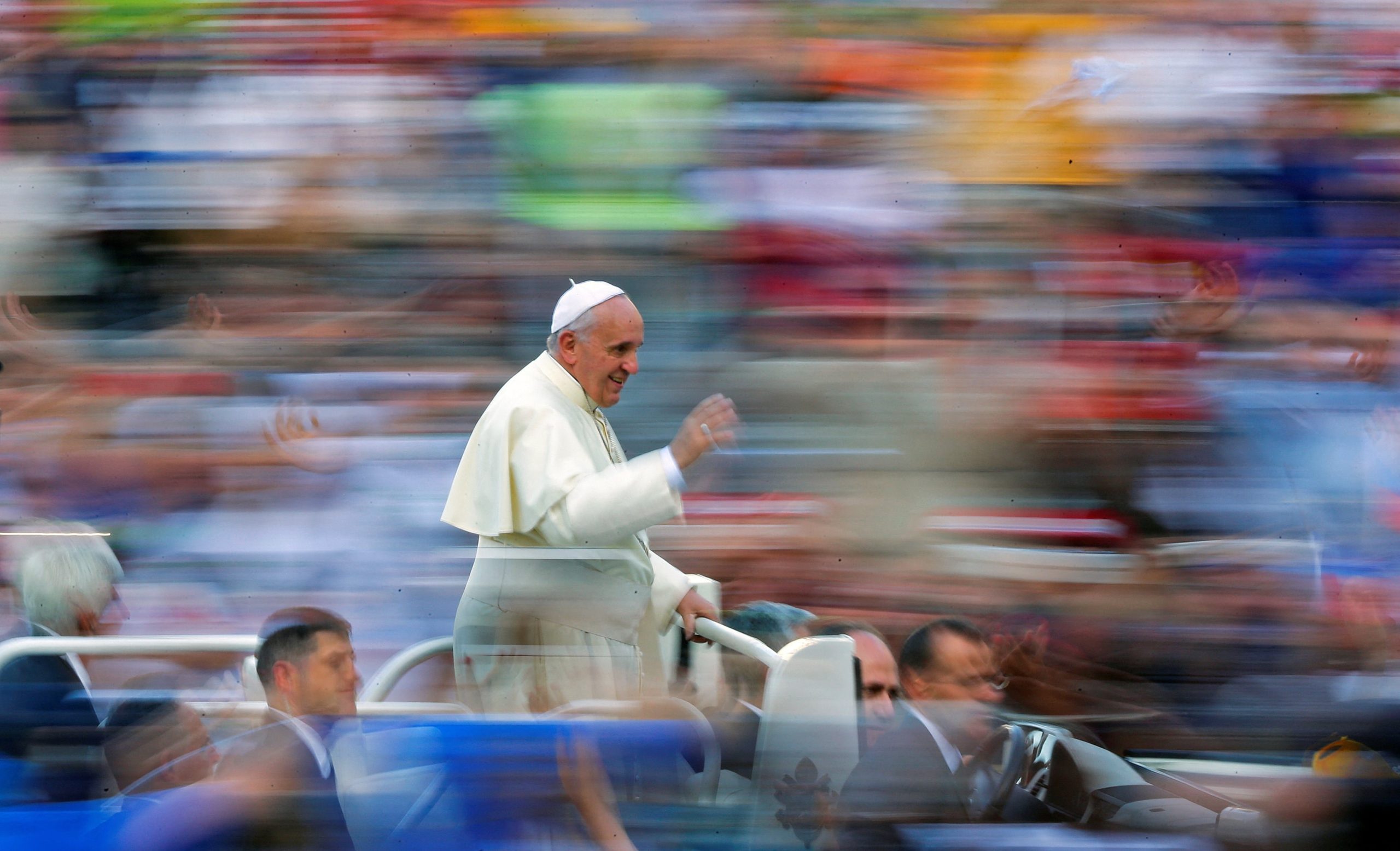 El Papa Francisco saluda mientras dirige una audiencia especial para miembros del CSI (centros deportivos italianos) en la Plaza de San Pedro en el Vaticano el 7 de junio de 2014. REUTERS/Max Rossi/Foto de archivo