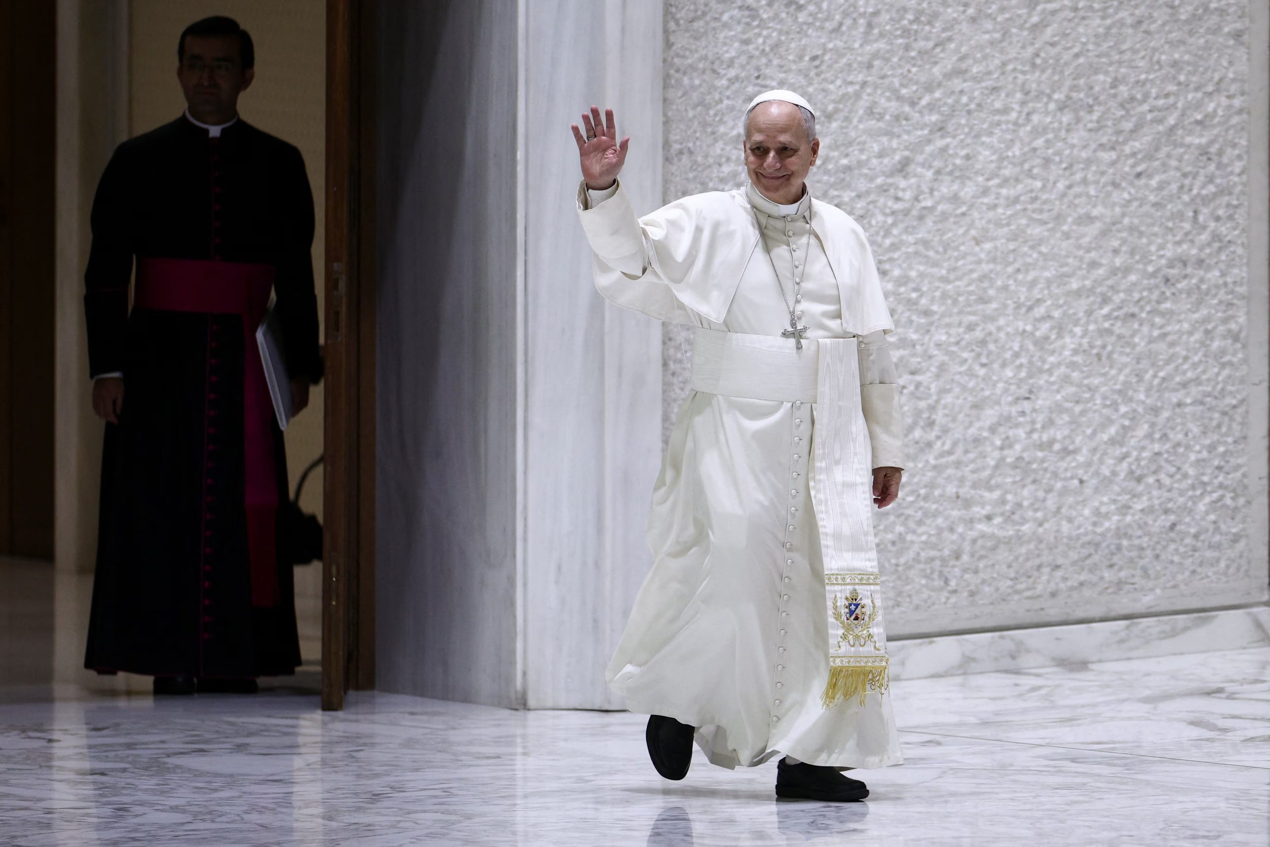 El Papa León XIV saluda a su llegada a la audiencia general semanal en el Aula Pablo VI del Vaticano, el 28 de enero de 2026. REUTERS/Guglielmo Mangiapane