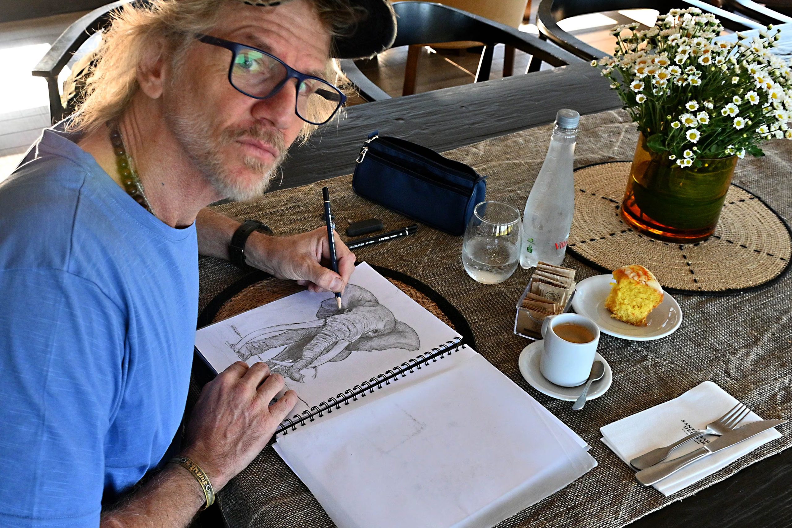 Facundo Arana también se conecta con el dibujo, además de la música y el teatro. en sus días en Mar del Plata