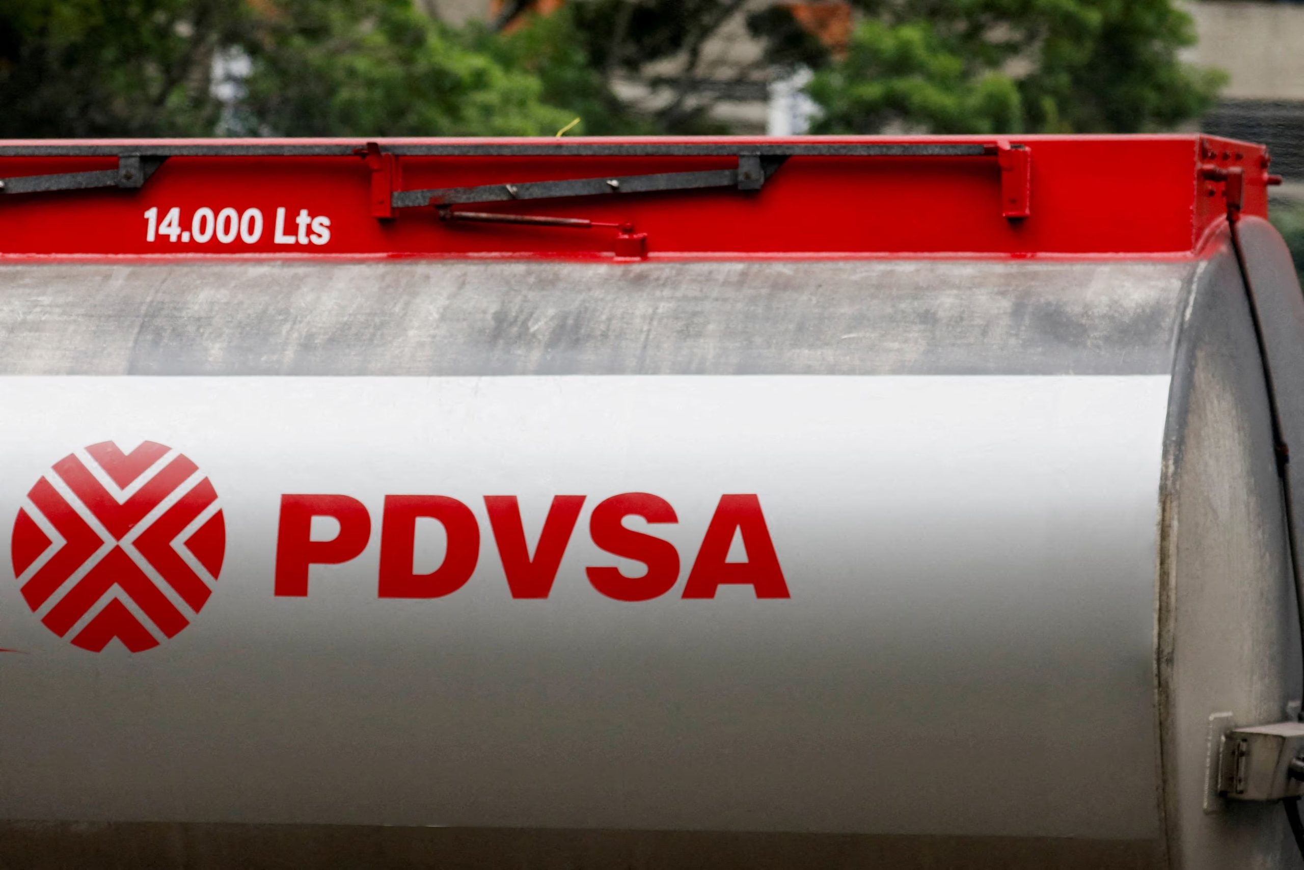 El logotipo de la petrolera estatal venezolana PDVSA se ve en un camión cisterna de combustible, en Caracas (REUTERS/Leonardo Fernandez Viloria)