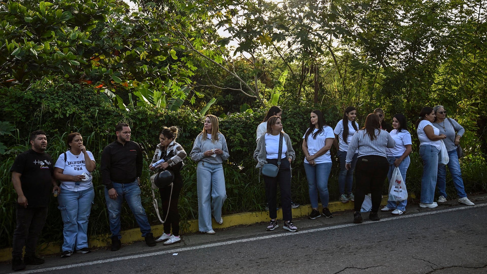 Los familiares de los cientos de presos políticos detenidos esperan por noticias de sus seres queridos