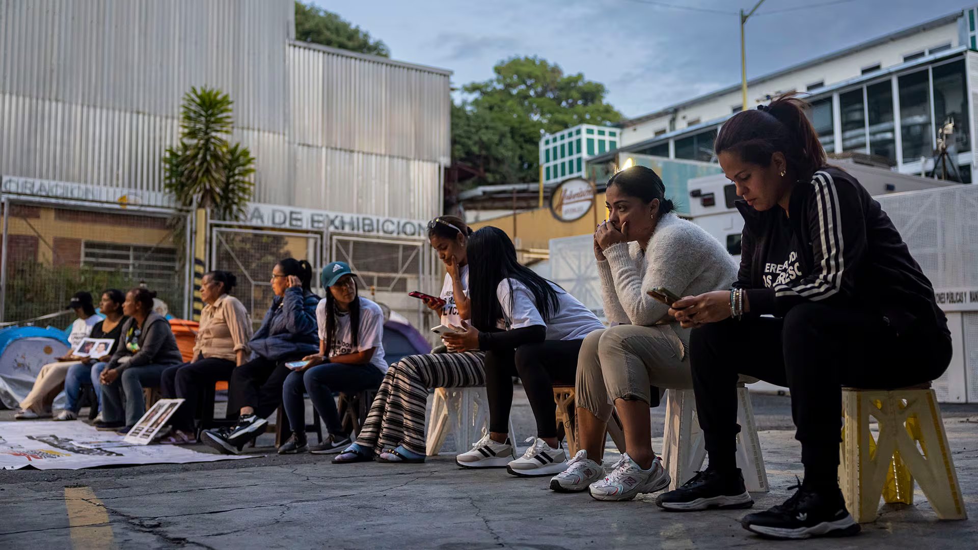Madres de presos políticos se niegan a dejar un campamento a la espera de nuevas excarcelaciones frente a una cárcel en Caracas (EFE/ Miguel Gutiérrez/Archivo)