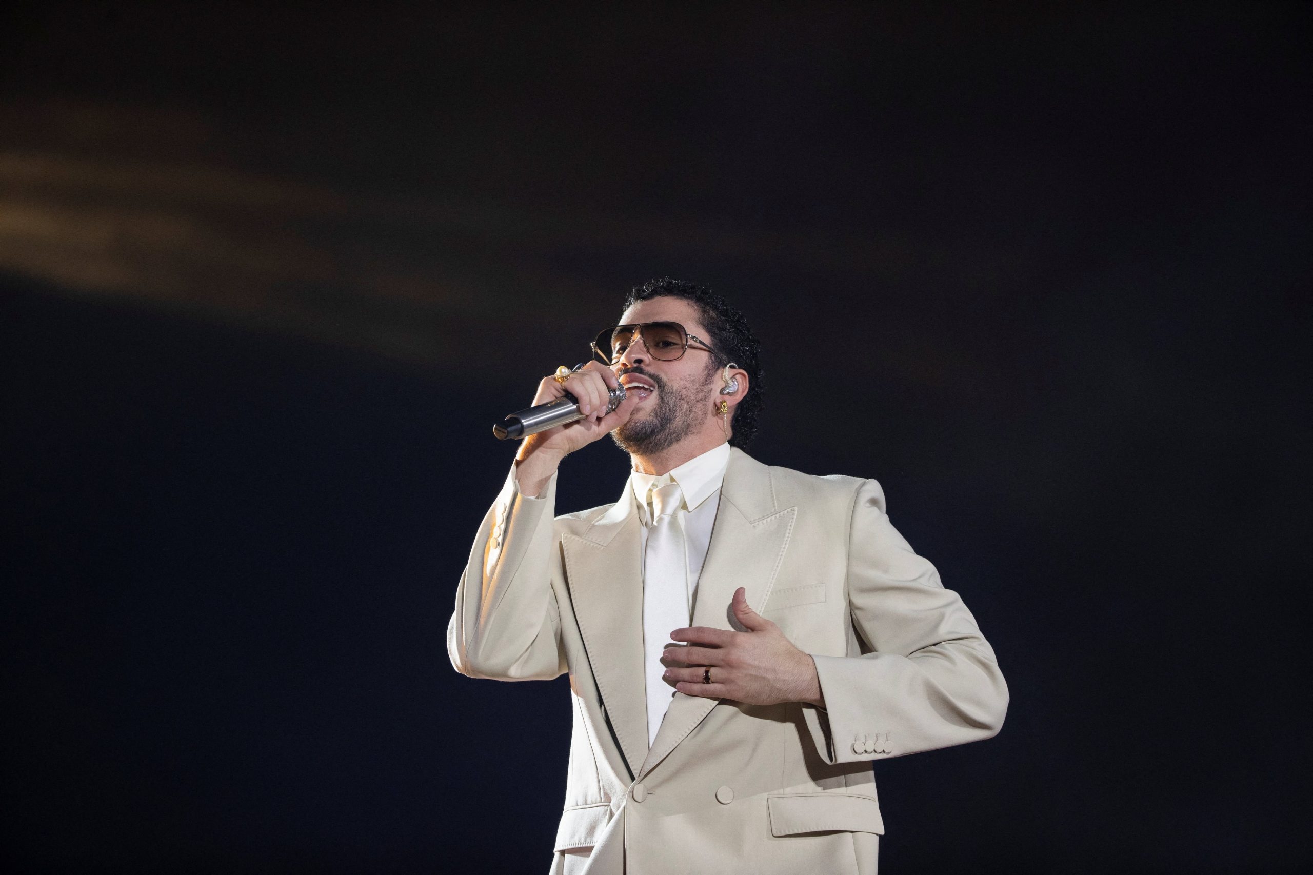 La corbata satinada y de nudo discreto se consolida como el accesorio clave entre las celebridades (REUTERS/Erika Santelices)