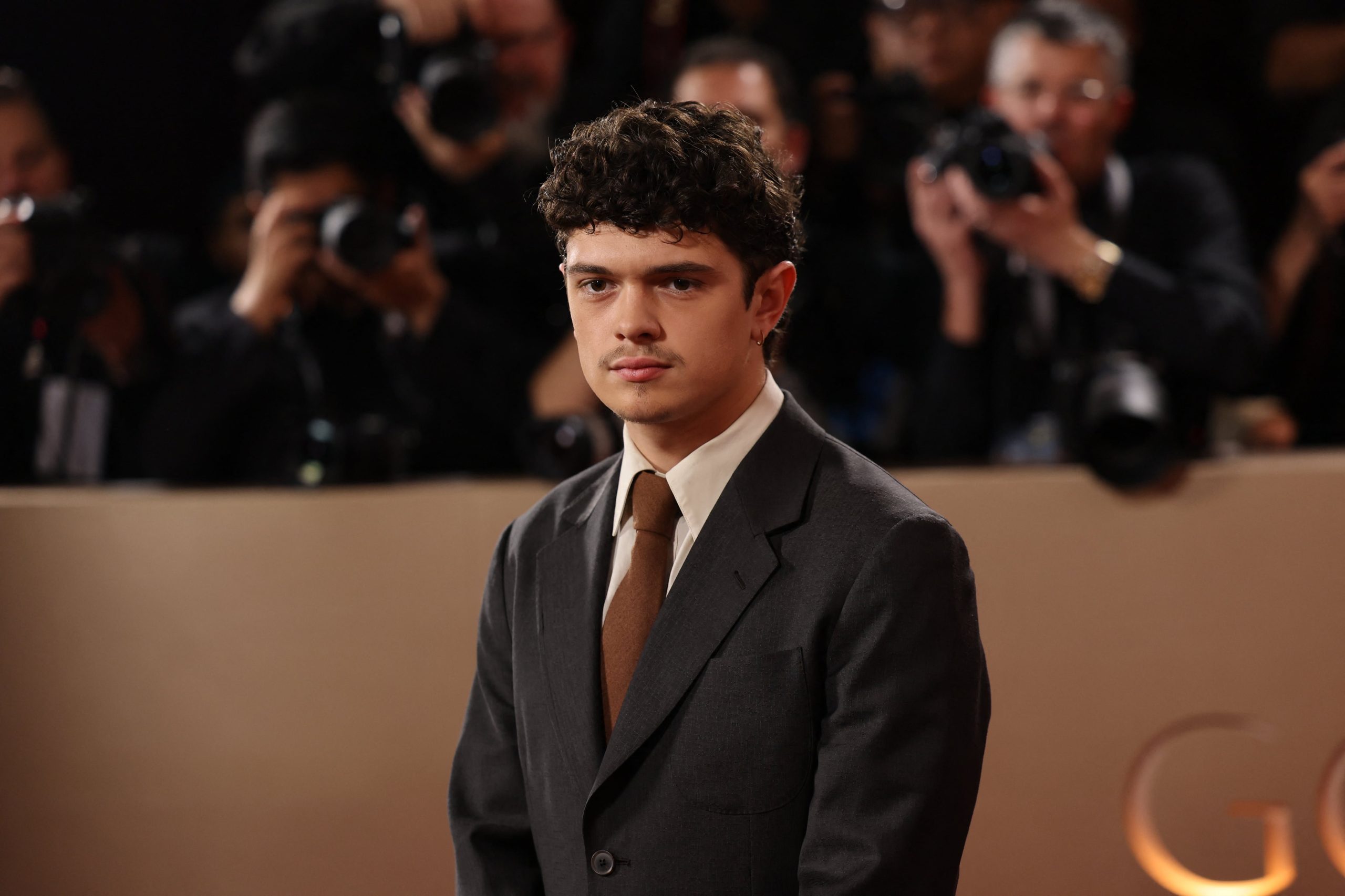 Trajes de doble botonadura y corbatas de textura mate o satinada dominan la estética en Hollywood (REUTERS/Daniel Cole)