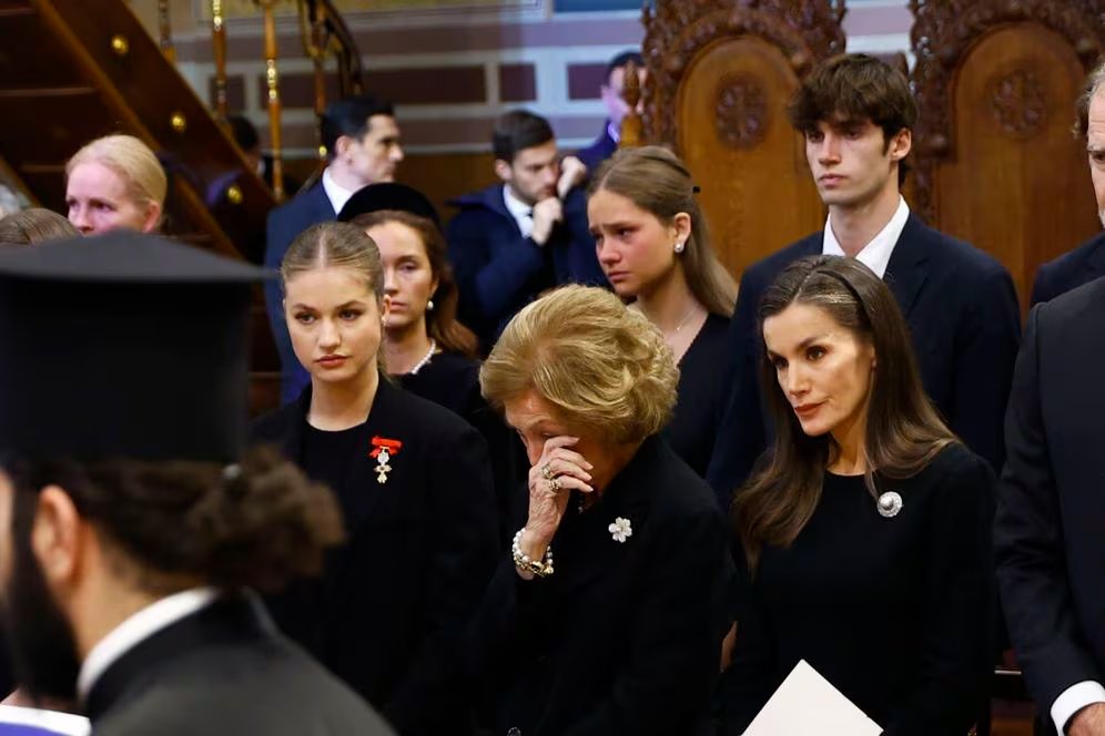 La familia real española, con la reina Sofía emocionada, en el funeral de Irene de Grecia (EFE).
