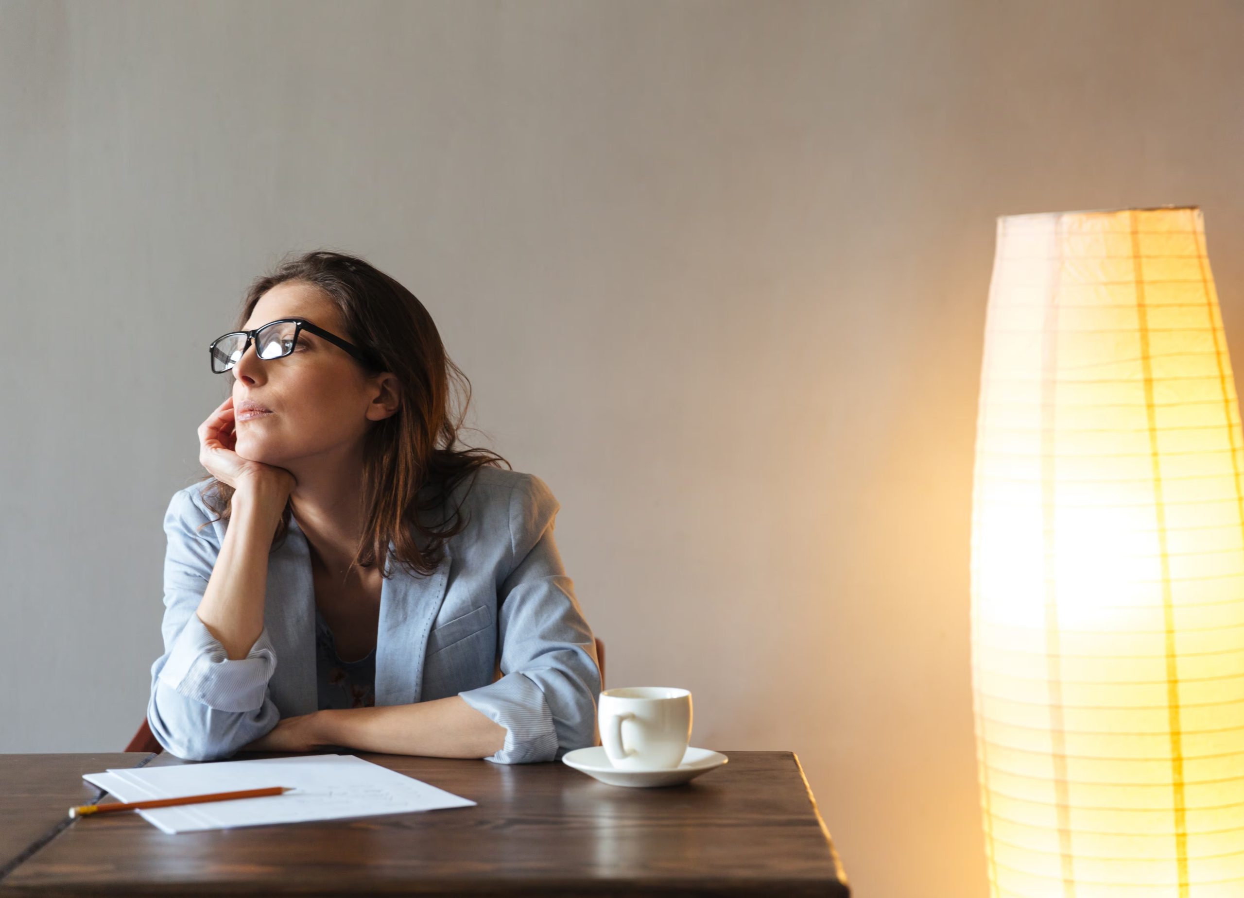 Revisar prioridades laborales y aclarar motivos personales ayuda a tomar decisiones alineadas con las aspiraciones actuales de carrera (Freepik)