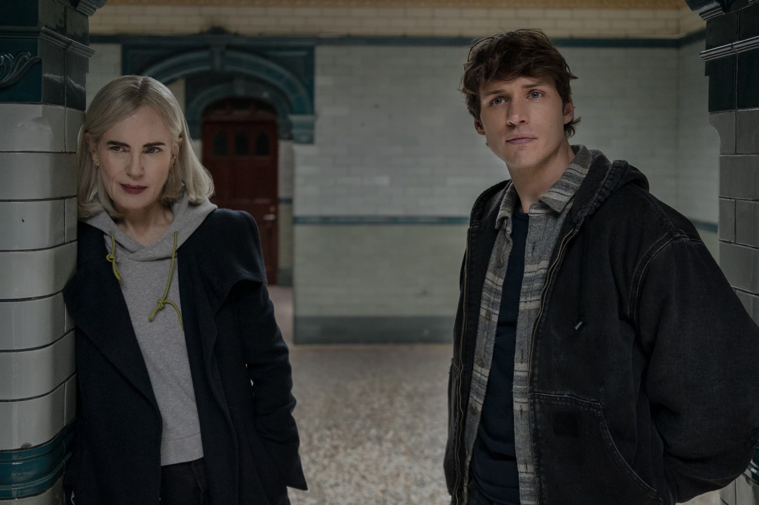 En la serie, el vínculo entre Helen y Guy se construye desde la ambigüedad, la desconfianza y una relación de poder poco convencional. (AMC)