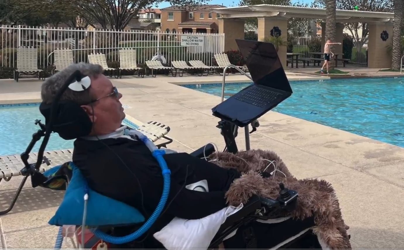 La empresa busca que la cirugía para implantar el chip sea rápida, segura y accesible a más pacientes. (X/@ALScyborg)