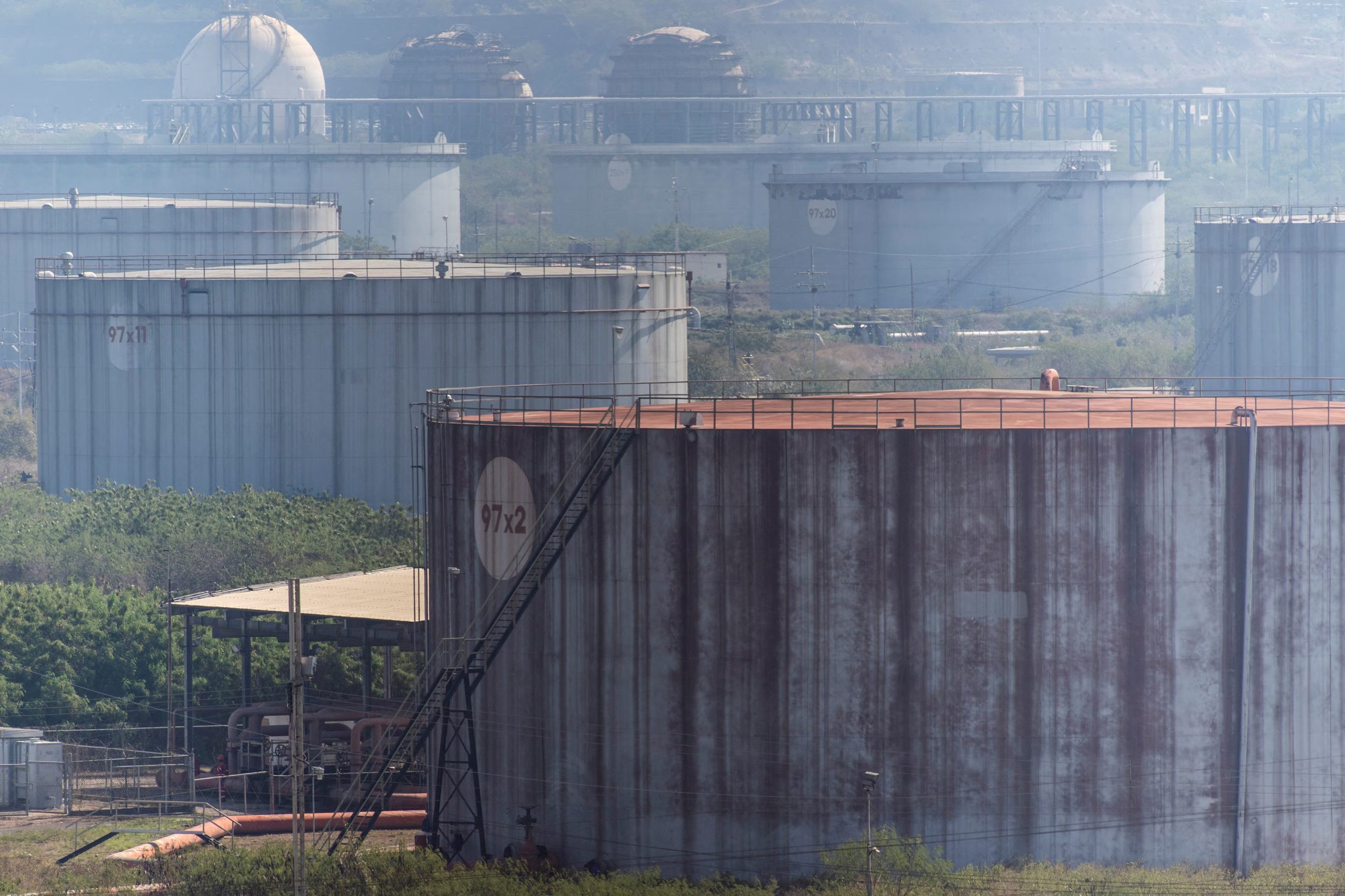 Vista de las instalaciones de la refinería de petróleo de Puerto La Cruz de la petrolera estatal venezolana PDVSA (REUTERS/Samir Aponte)