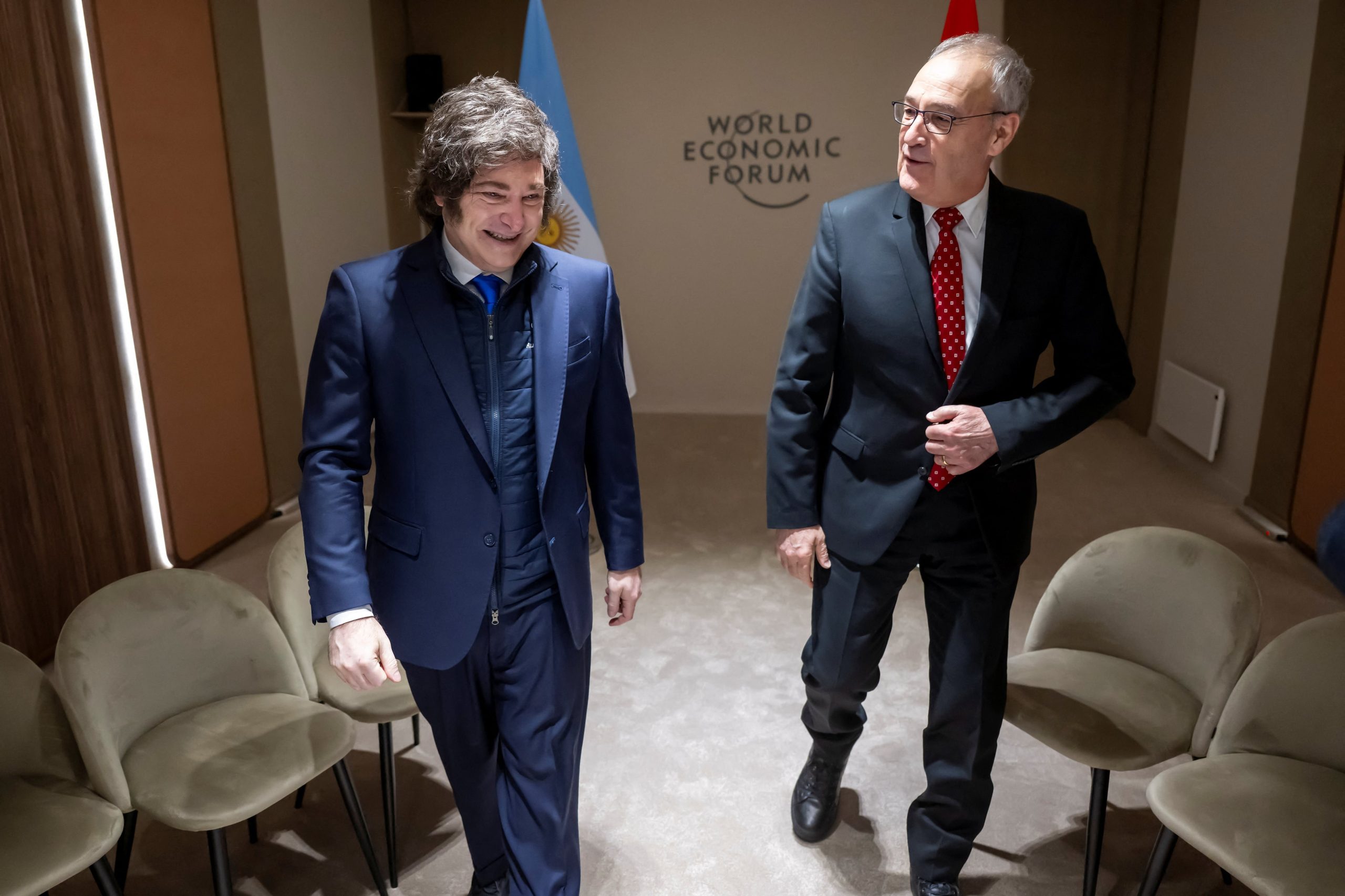 El presidente Javier Milei saludó a su par de la Confederación Suiza, Guy Parmelin, en el Centro de Convenciones de Davos-Klosters
