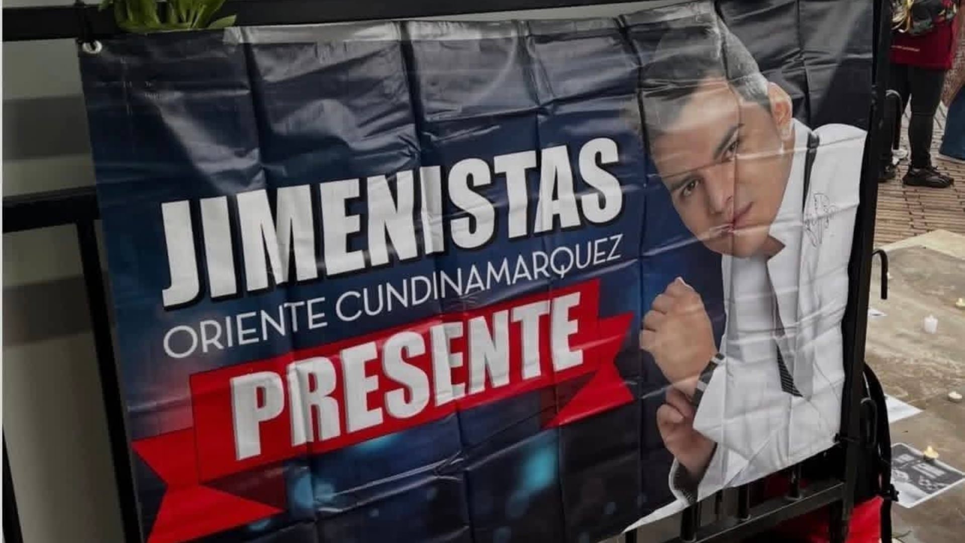 En las afueras de El Campín, los colombianos rindieron homenaje a Yeison Jiménez con velas encendidas, mensajes de despedida y canciones - crédito redes sociales