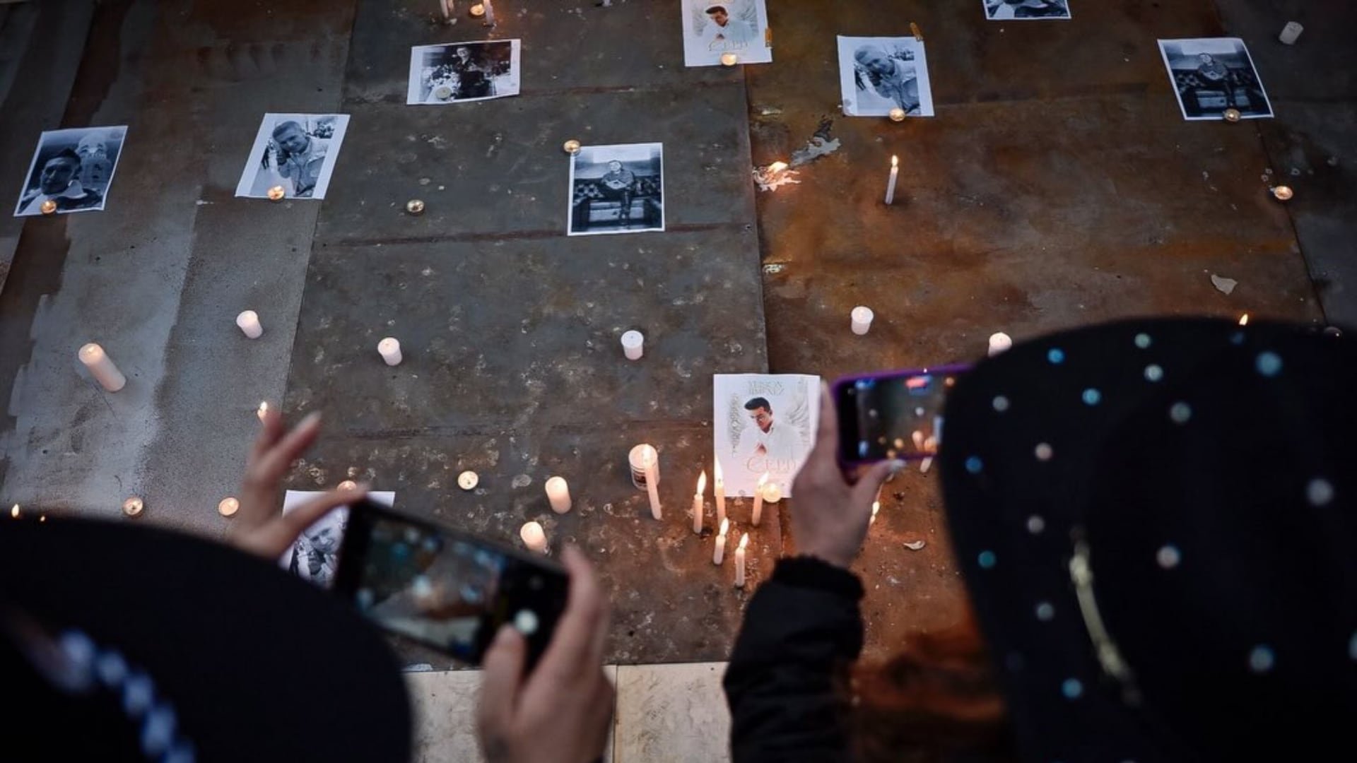En las afueras de El Campín, los colombianos rindieron homenaje a Yeison Jiménez con velas encendidas, mensajes de despedida y canciones - crédito redes sociales