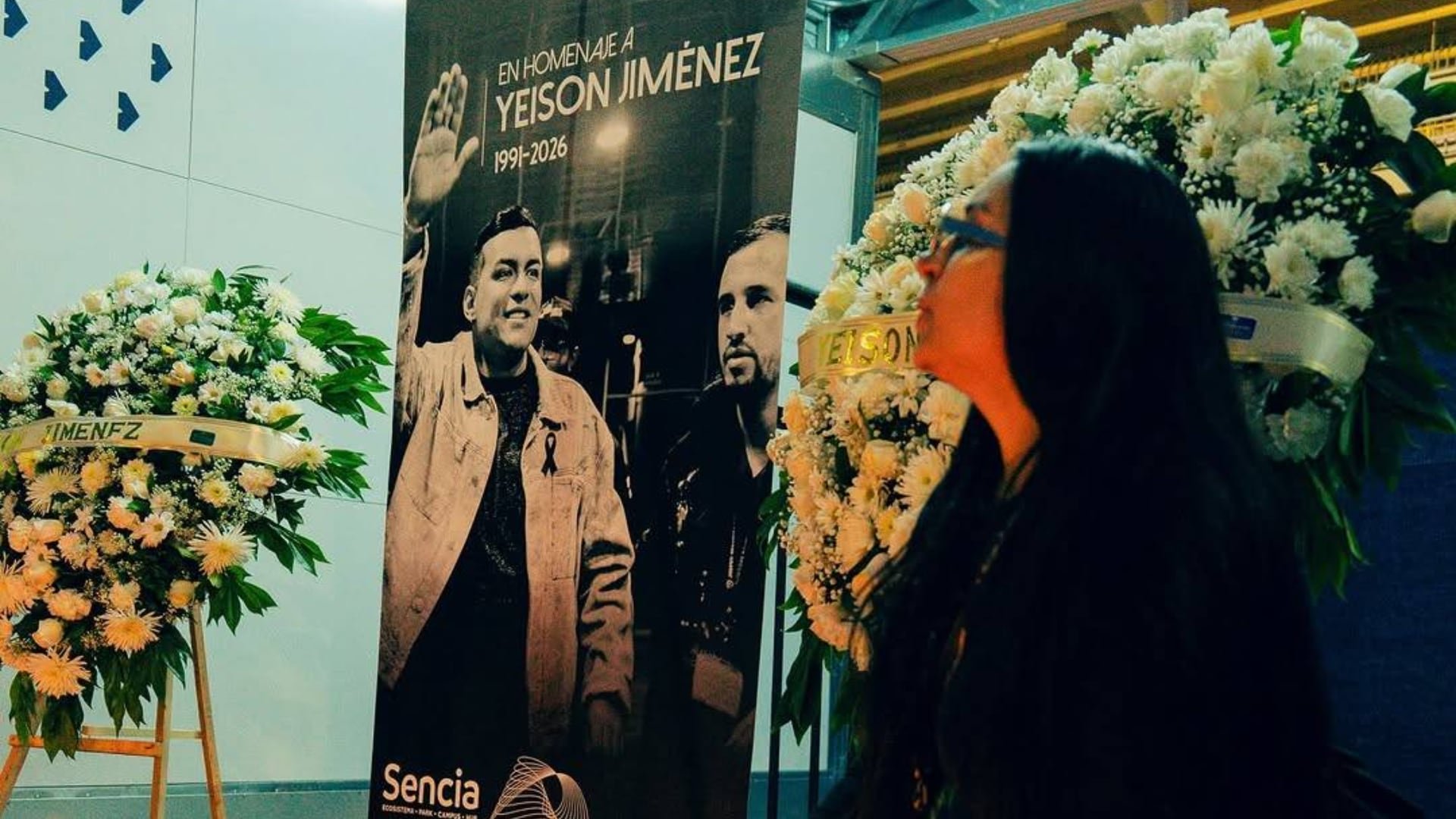 En las afueras de El Campín, los colombianos rindieron homenaje a Yeison Jiménez con velas encendidas, mensajes de despedida y canciones - crédito redes sociales