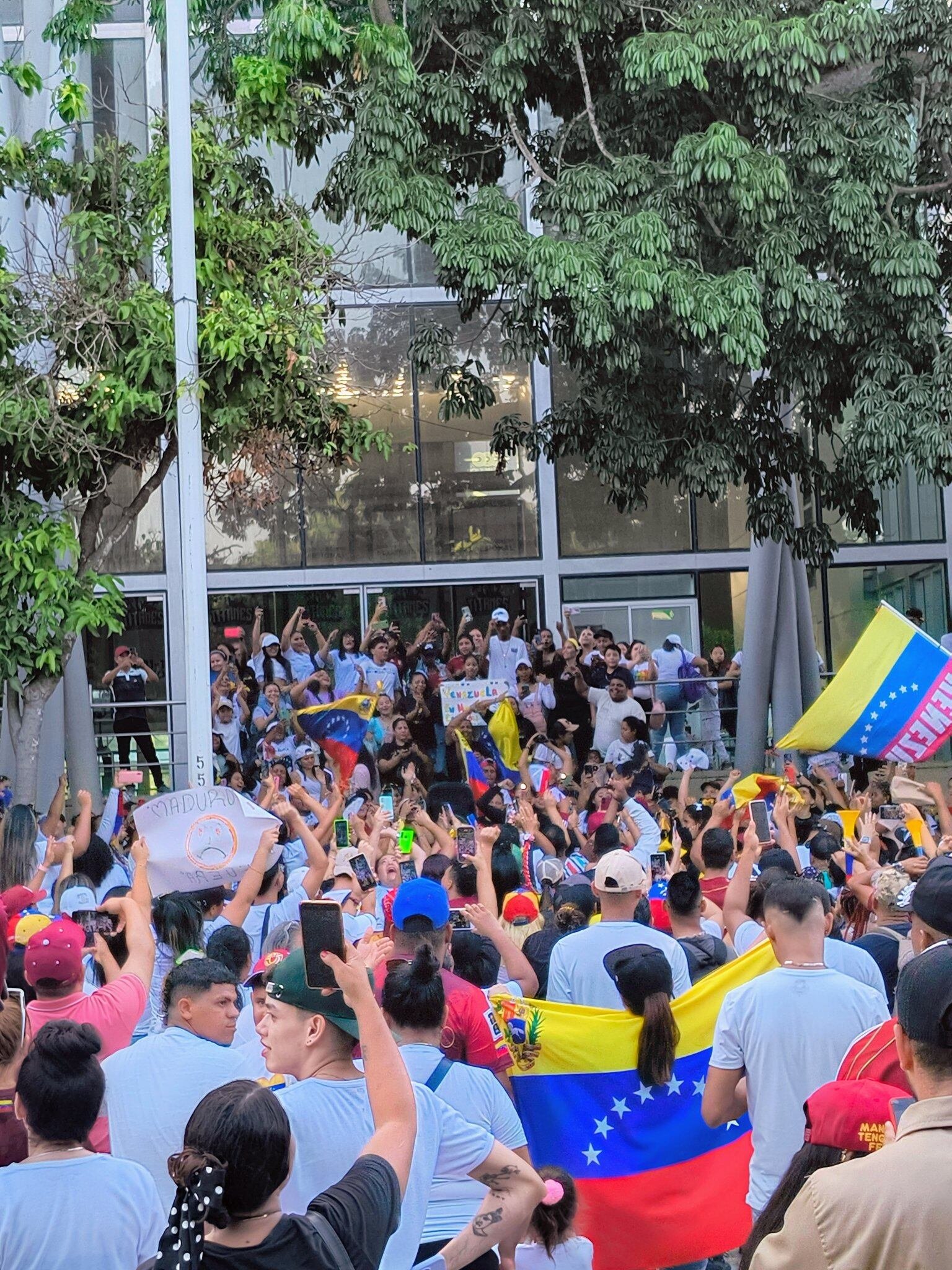 En Barranquilla (Atlántico), los ciudadanos venezolanos se congregaron por el ataque de Estados Unidos a Venezuela - crédito @JUANLOPEZQF