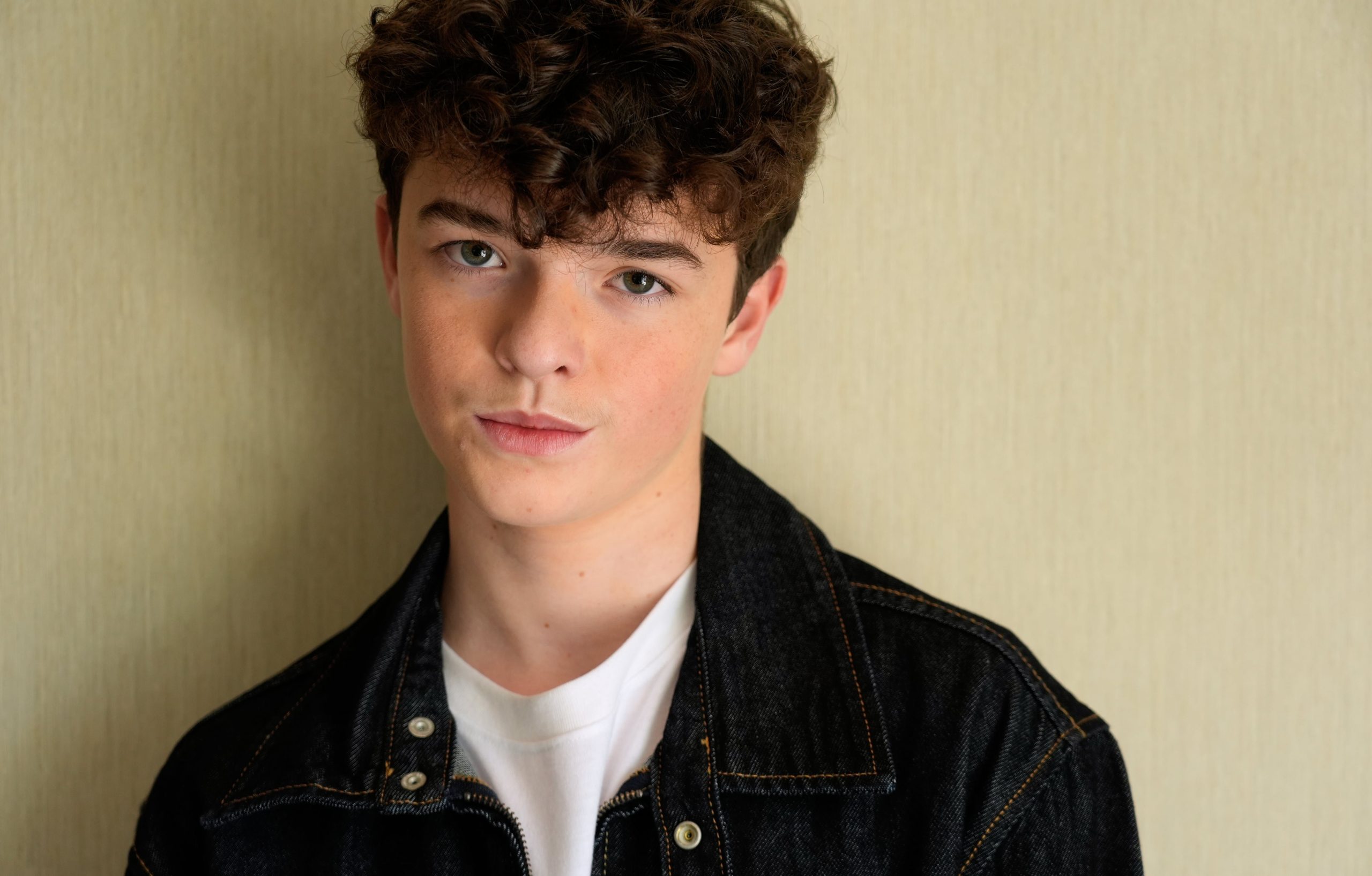 A pesar del repentino éxito y las ofertas laborales, Cooper continuó su vida escolar y planeó rendir los exámenes GCSE antes de dedicarse por completo a la actuación (AP/Chris Pizzello)