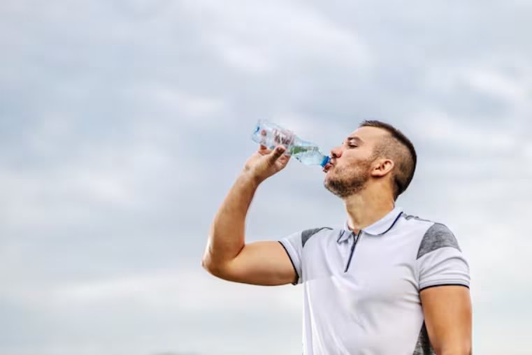 La deshidratación y el ejercicio sin reposición adecuada de líquidos alteran el equilibrio de sodio y potasio, favoreciendo la aparición de espasmos (Crédito: Freepik)