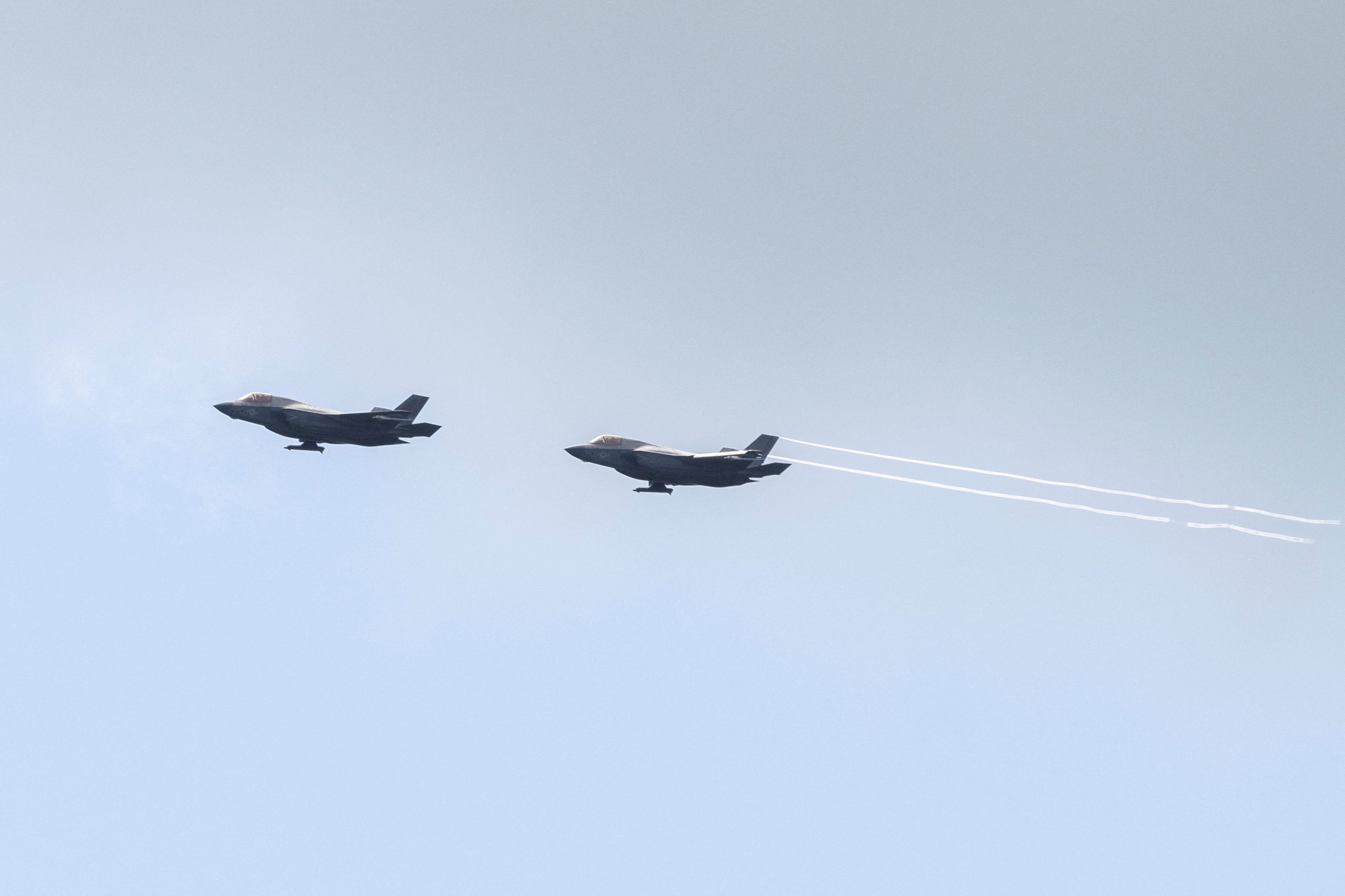 Dos aviones F-35B del Cuerpo de Marines de EE. UU. sobrevuelan el antiguo aeropuerto de la Estación Naval Roosevelt Roads en Ceiba, Puerto Rico. REUTERS/Ricardo Arduengo