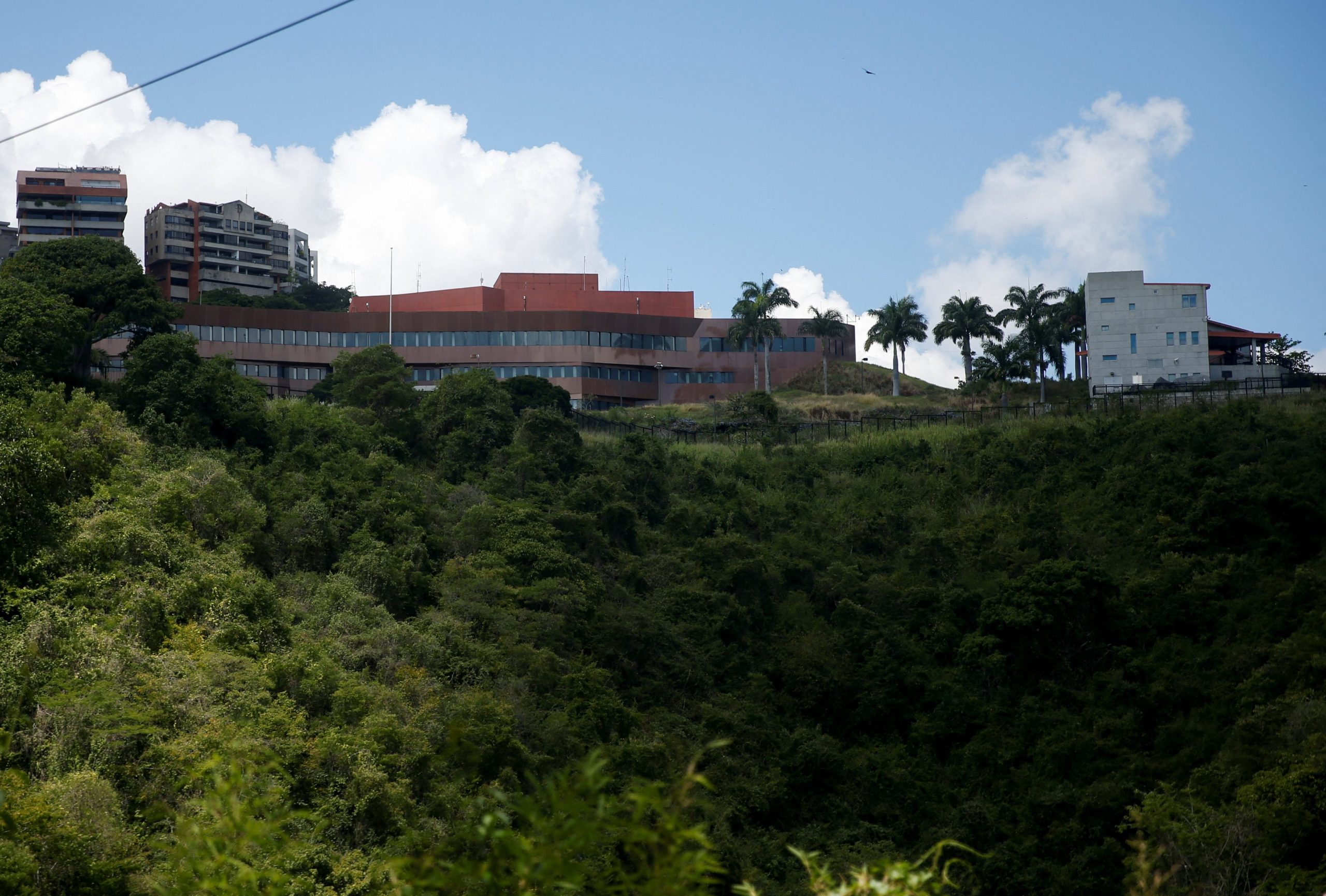 Cuando los periodistas a bordo del Air Force One le preguntaron sobre la posibilidad de reabrir la embajada el domingo, el presidente Donald Trump dijo: “Lo estamos considerando”. (REUTERS)