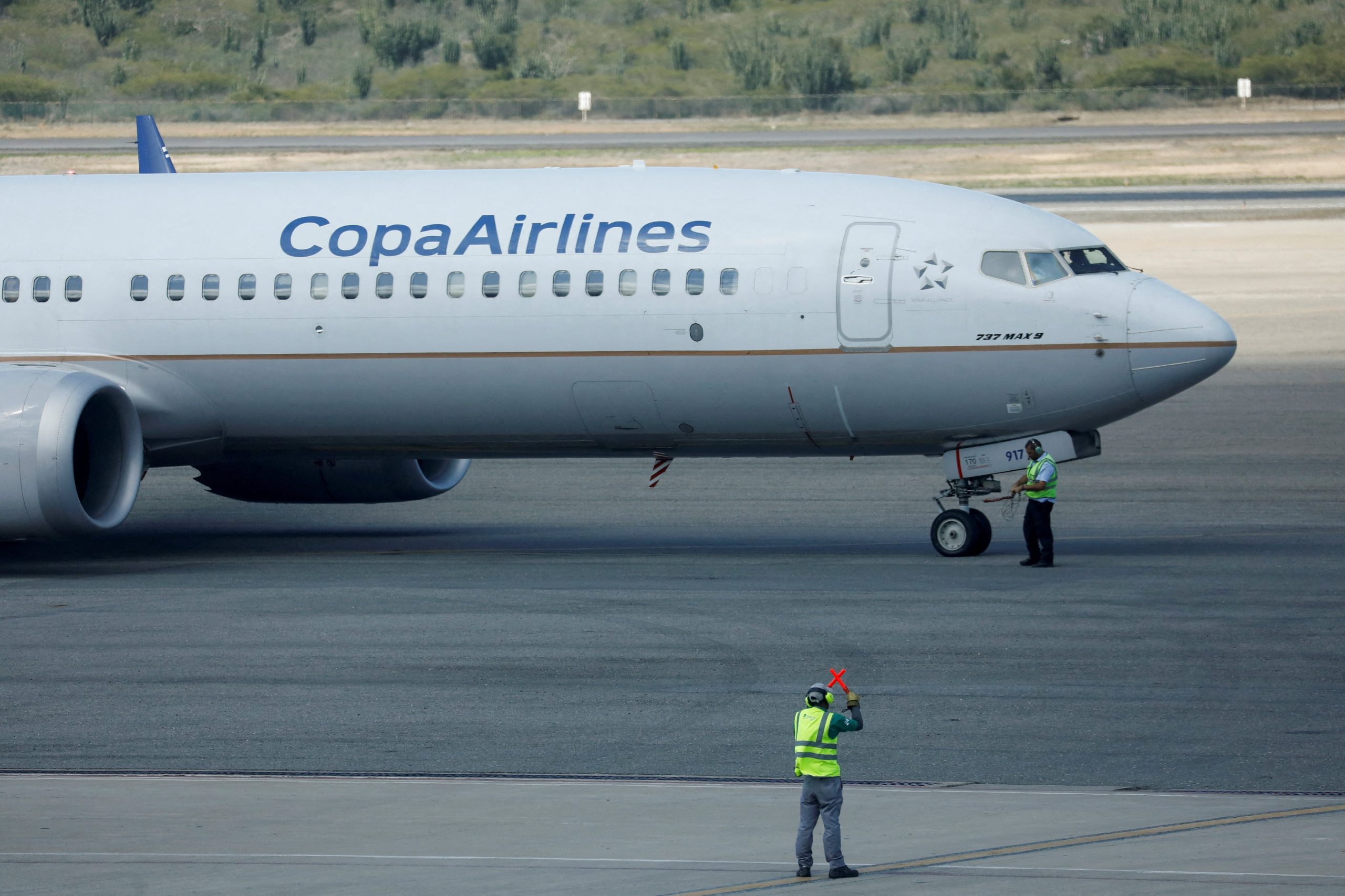 FOTO DE ARCHIVO: Un avión de Copa Airlines se encuentra en la pista del Aeropuerto Internacional Simón Bolívar, en Maiquetía, Venezuela 30 de noviembre de 2025 (REUTERS/Leonardo Fernández Viloria/Archivo)