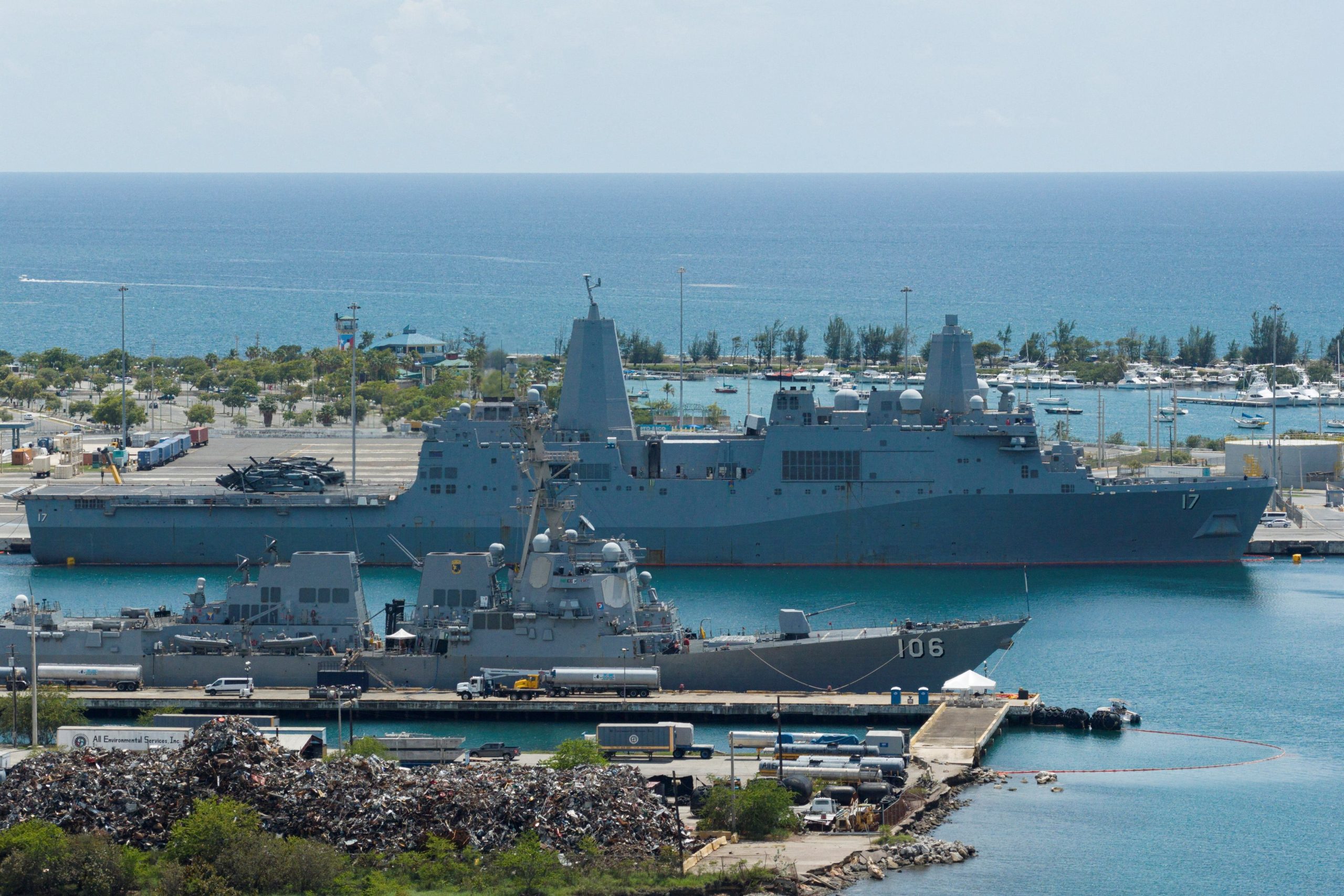 El buque de transporte anfibio USS San Antonio de la Armada de Estados Unidos atracó en Ponce, Puerto Rico, el 4 de octubre de 2025. REUTERS/Ricardo Arduengo