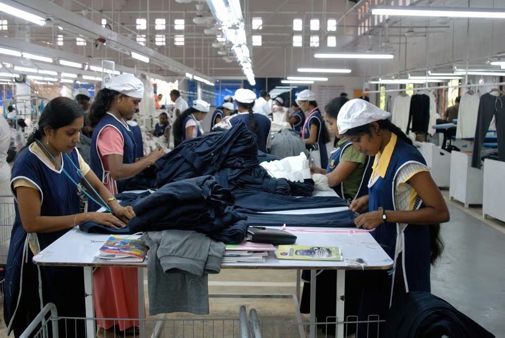 Trabajadoras en una planta textil preparan prendas para exportación. (Imagen de Infobae)