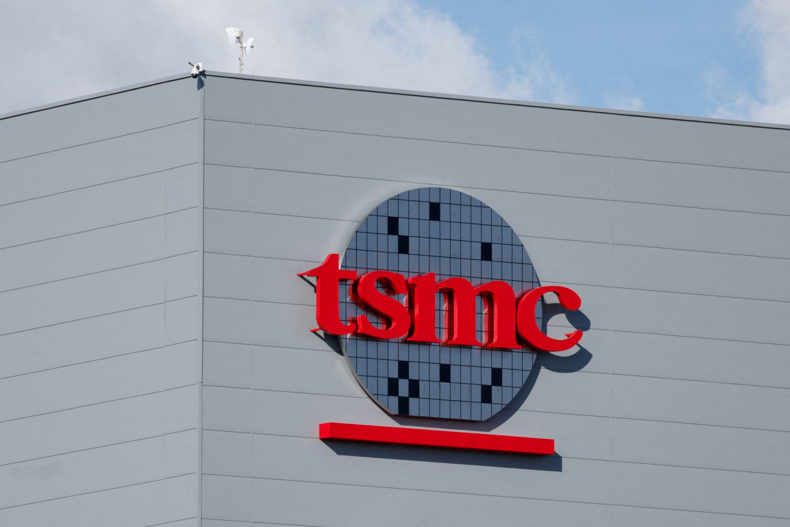 El logotipo de Taiwan Semiconductor Manufacturing Company (TSMC) se exhibe en su planta de fabricación en Kaohsiung, Taiwán. REUTERS/Ann Wang