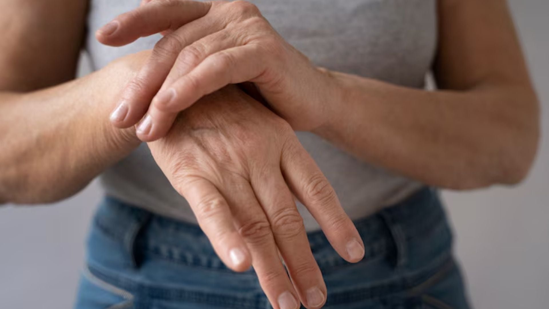 Esta enfermedad degenerativa avanza de forma silenciosa y dolorosa, afectando rodillas, caderas, manos y columna vertebral. (Freepik)