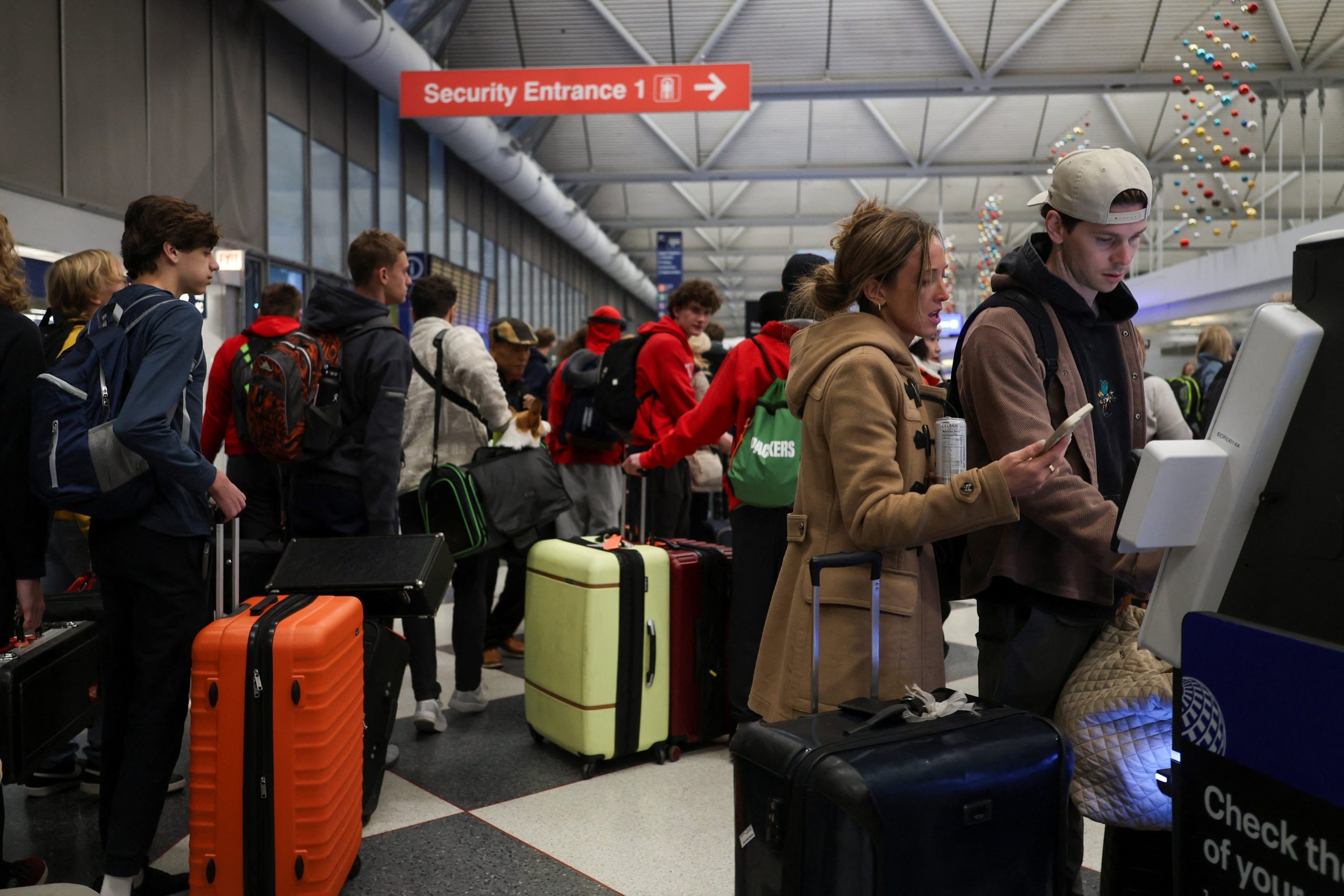 Las nuevas medidas migratorias se aplican tanto a visas de inmigrante como de no inmigrante, con excepciones humanitarias y diplomáticas limitadas. (REUTERS/Jim Vondruska)