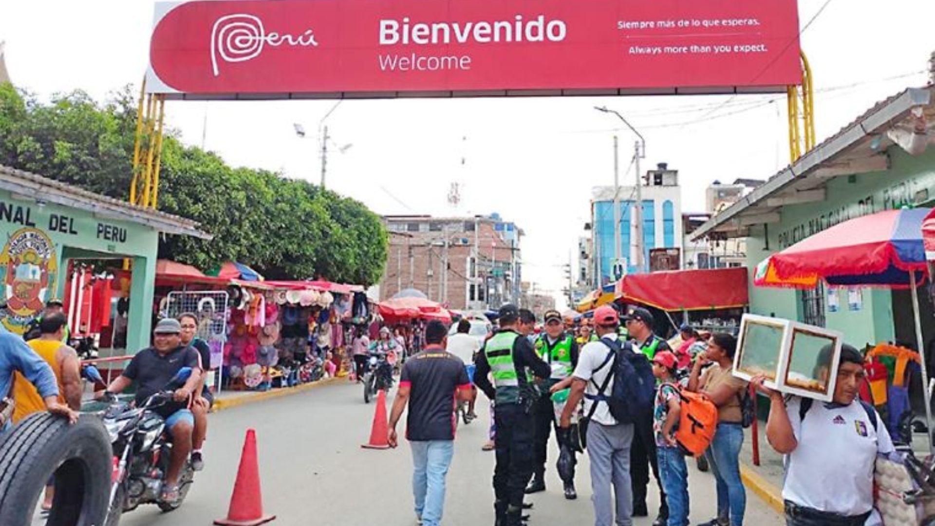 El libre tránsito peatonal y vehicular entre Perú y Ecuador se mantiene, facilitado por un acuerdo bilateral que permite el paso de ciudadanos de ambos países con su documentación correspondiente.| Foto: Agencia Andina.