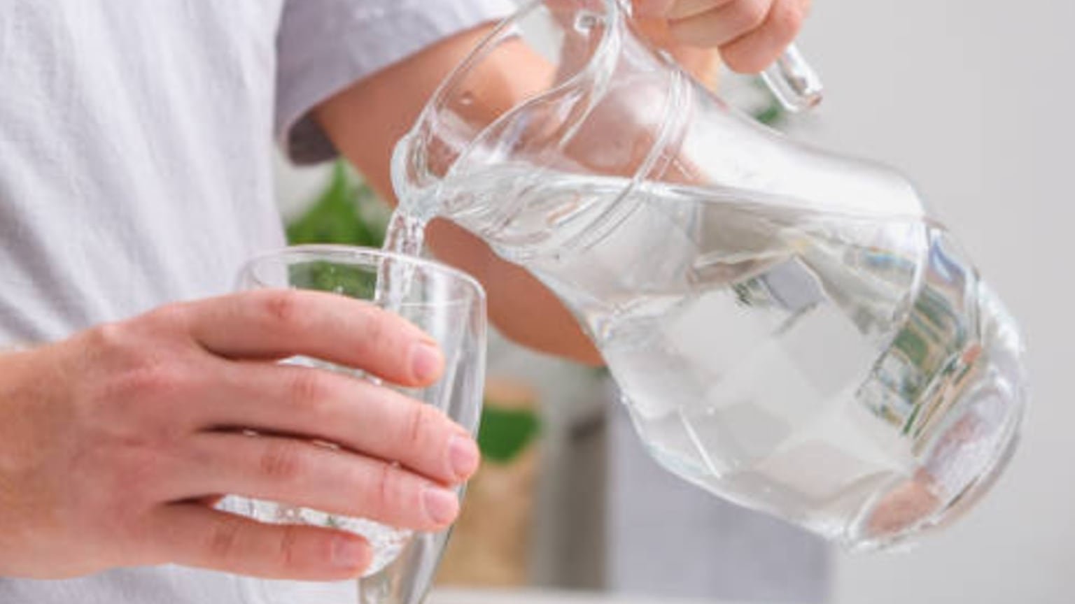 Beber suficiente agua ayuda a eliminar toxinas del organismo y favorece el buen funcionamiento de las vías urinarias (iStock)