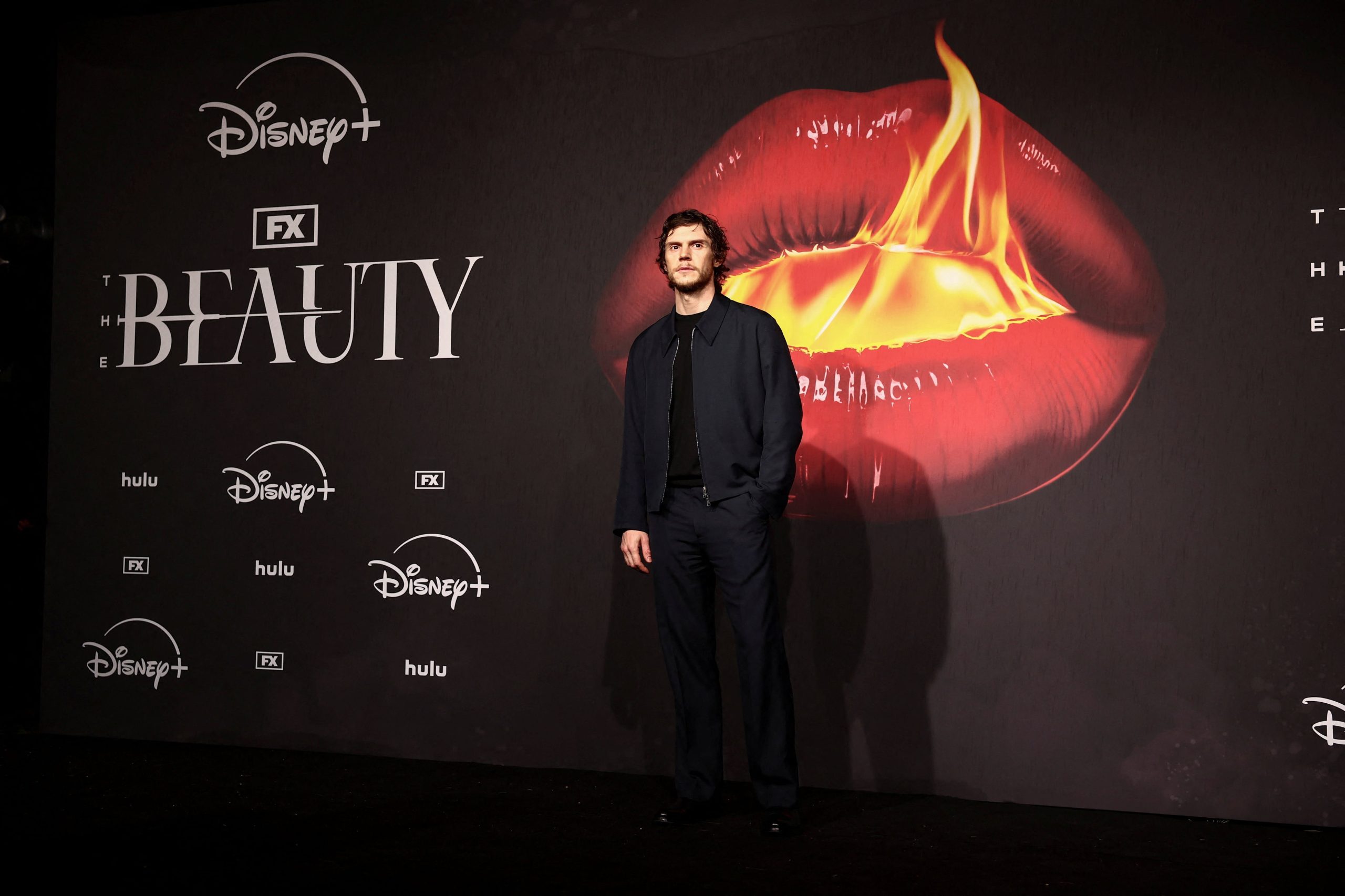 El uso de prendas minimalistas y accesorios clásicos define la nueva imagen de Evan Peters (REUTERS/Yara Nardi)