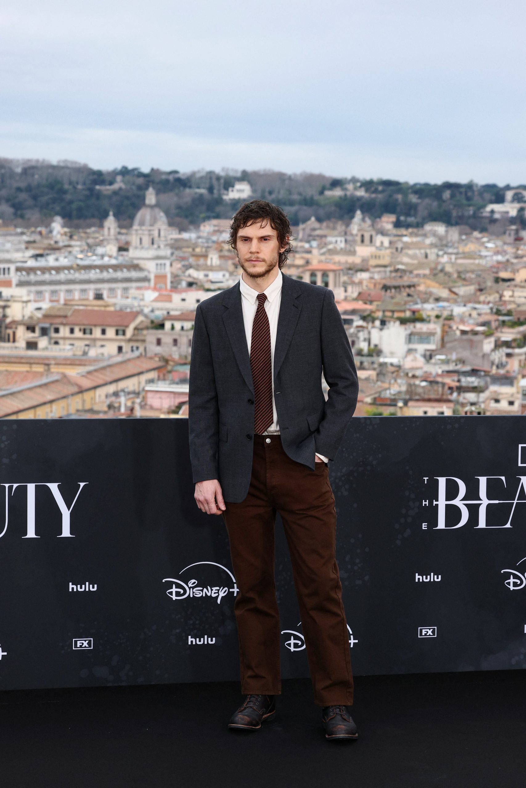 La versatilidad y autenticidad se reflejan en las elecciones de vestuario de Evan Peters (REUTERS/Guglielmo Mangiapane)