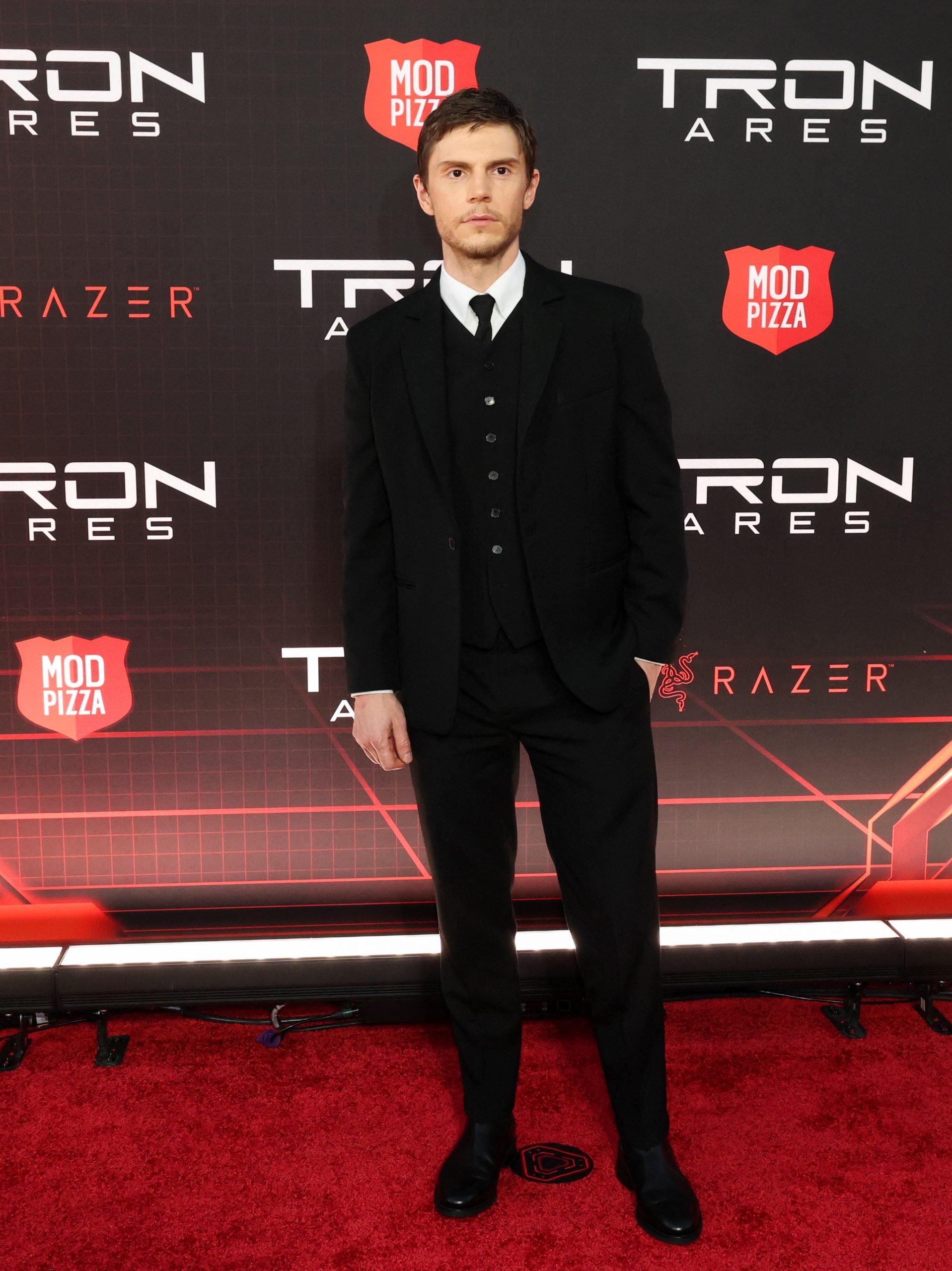 La moda masculina encuentra en Evan Peters un referente de estilo contemporáneo (REUTERS/Mario Anzuoni)