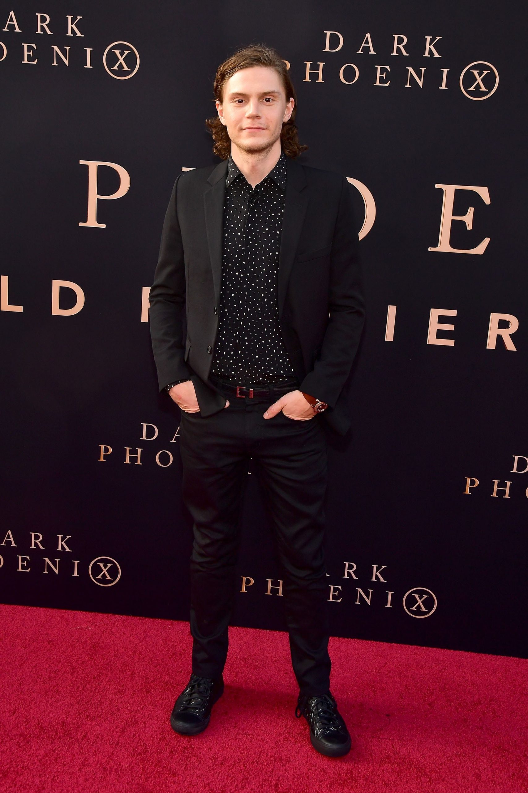 Las alfombras rojas han sido el escenario perfecto para la transformación estilística de Evan Peters (AFP)