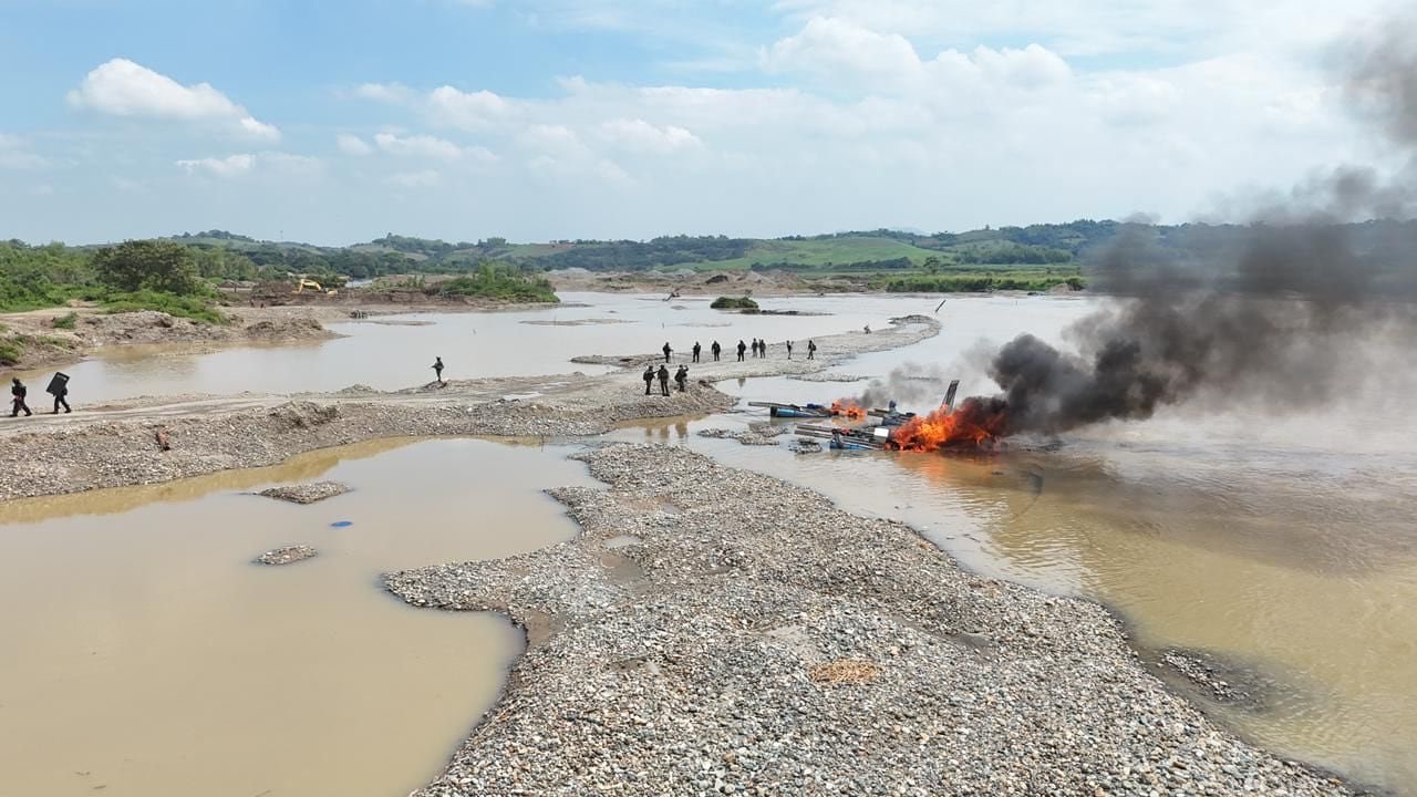 Para el experto, los grupos armados buscarán enfocarse en la minería ilegal - crédito @PedroSanchezCol/X