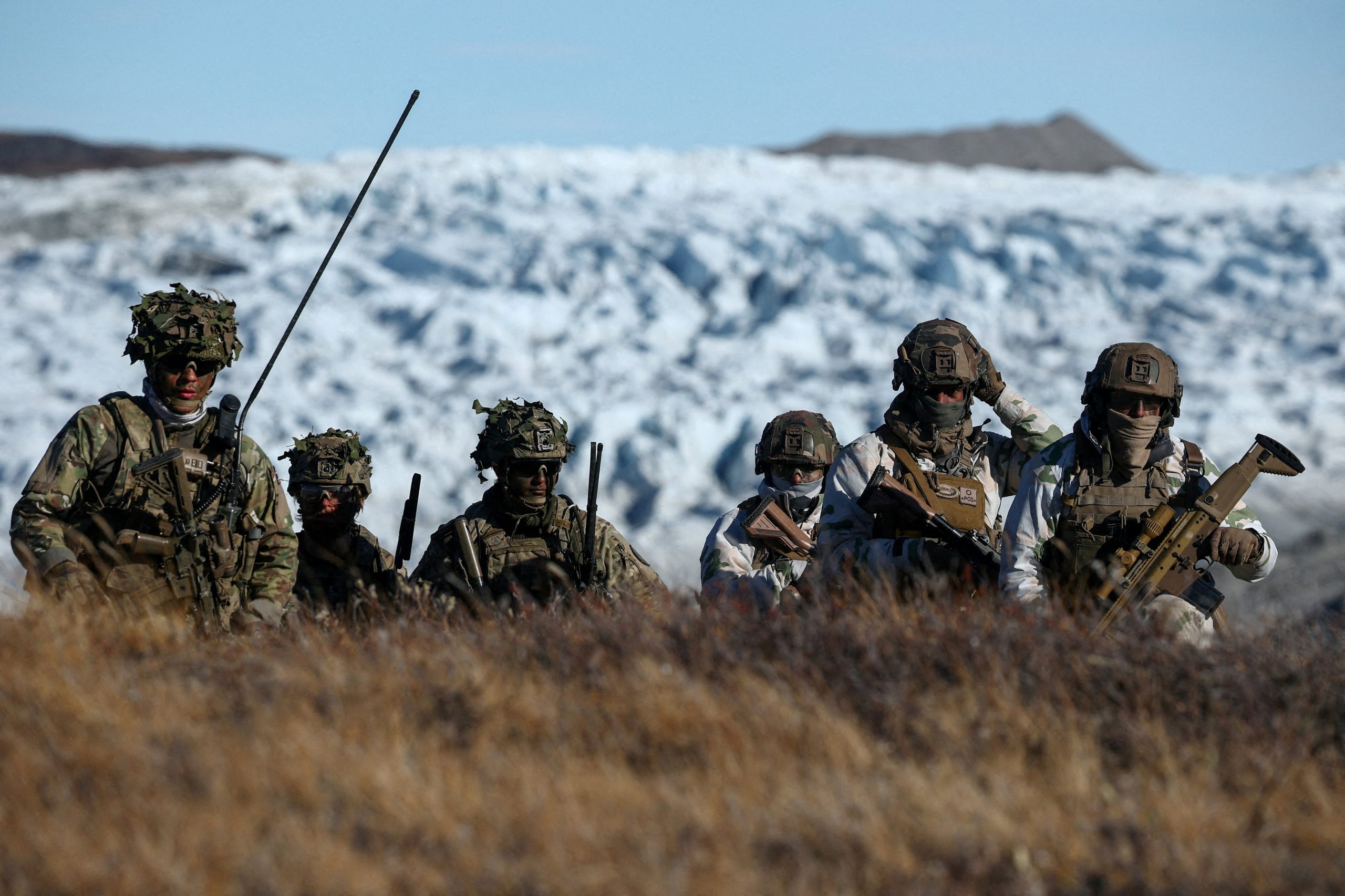 Tropas danesas practican la búsqueda de posibles amenazas durante un ejercicio militar en Groenlandia (REUTERS/Guglielmo Mangiapane)