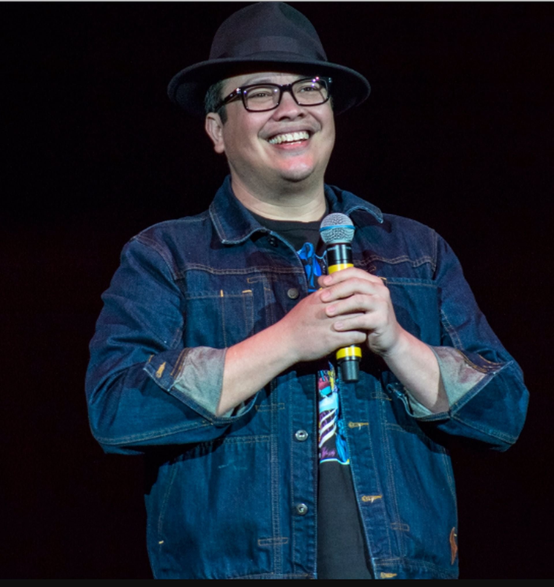 El nuevo show de Escamilla revive la década de los noventa desde la sátira, con anécdotas y guiños culturales que conectan generaciones y refuerzan su estilo ácido sobre el escenario. (Difusión)