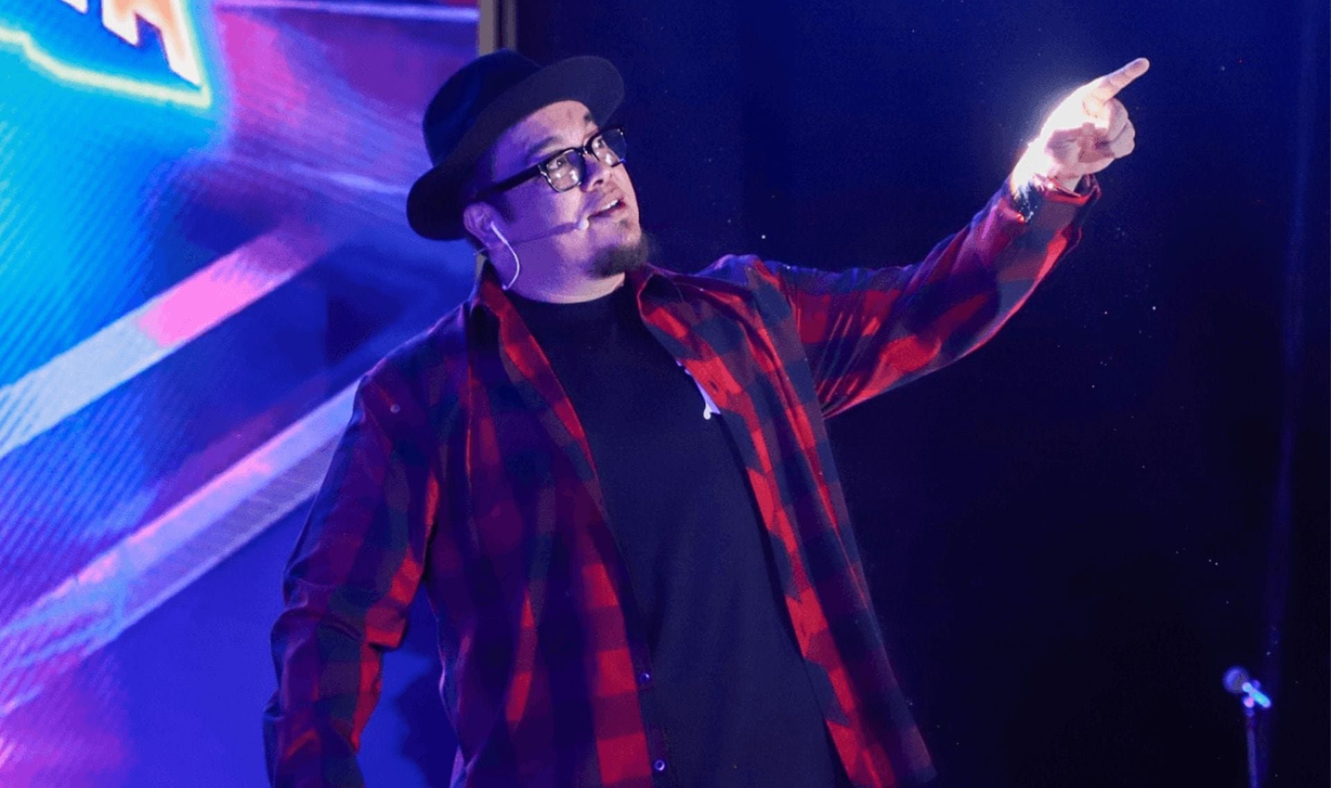 Reconocido por su sarcasmo y cercanía con el público, Escamilla suma especiales, giras mundiales y presentaciones históricas que lo posicionan como una figura clave del humor en español. (Difusión)