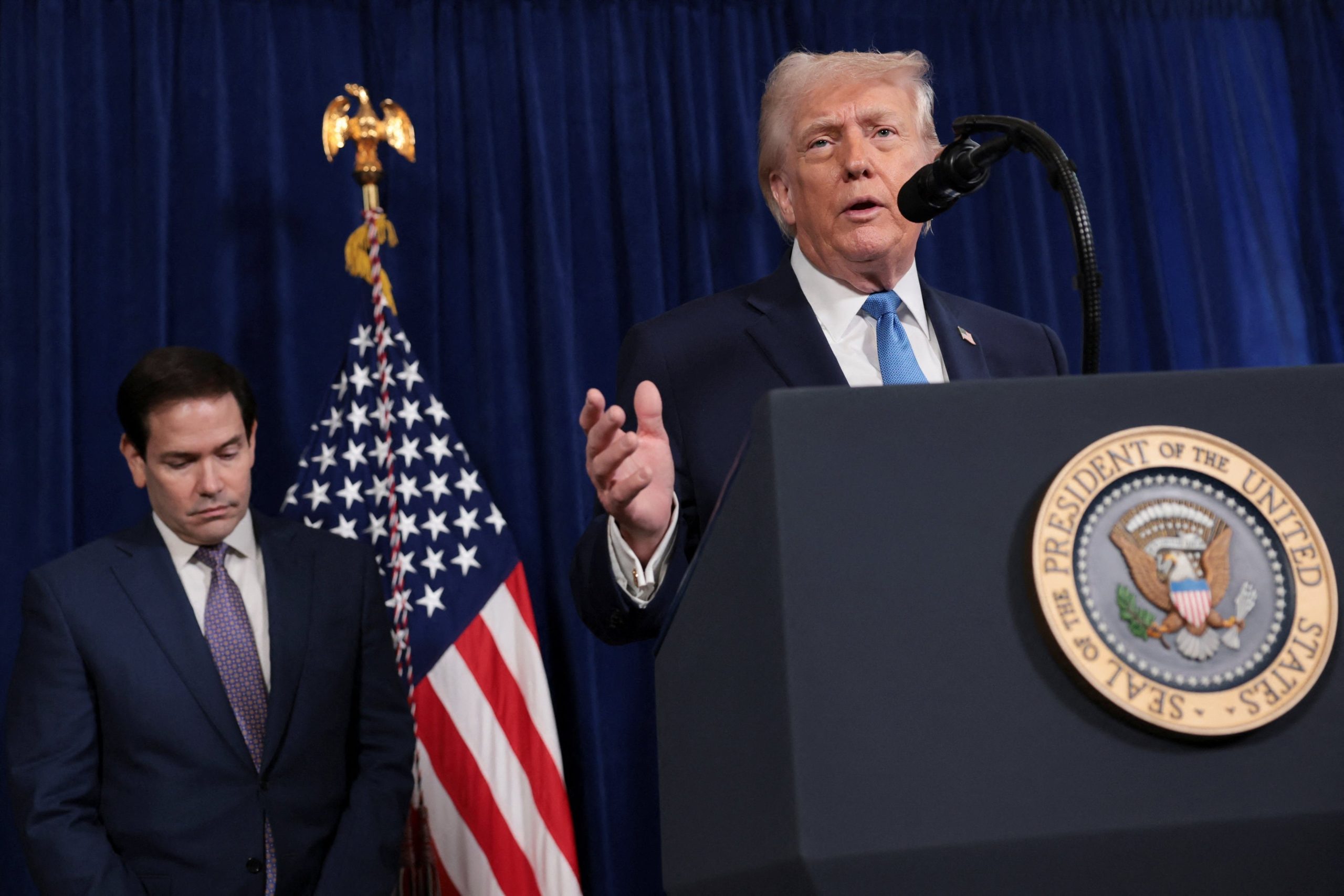 Donald Trump confirmó la detención y extradición de Maduro y su esposa en una conferencia de prensa en Mar-a-Lago (Reuters)