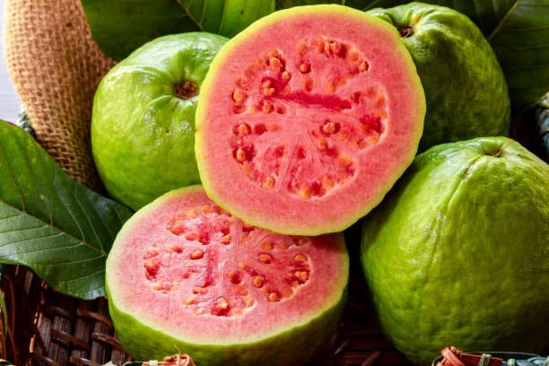 La guayaba es una fruta rica en Vitamina C. Foto: (iStock)
